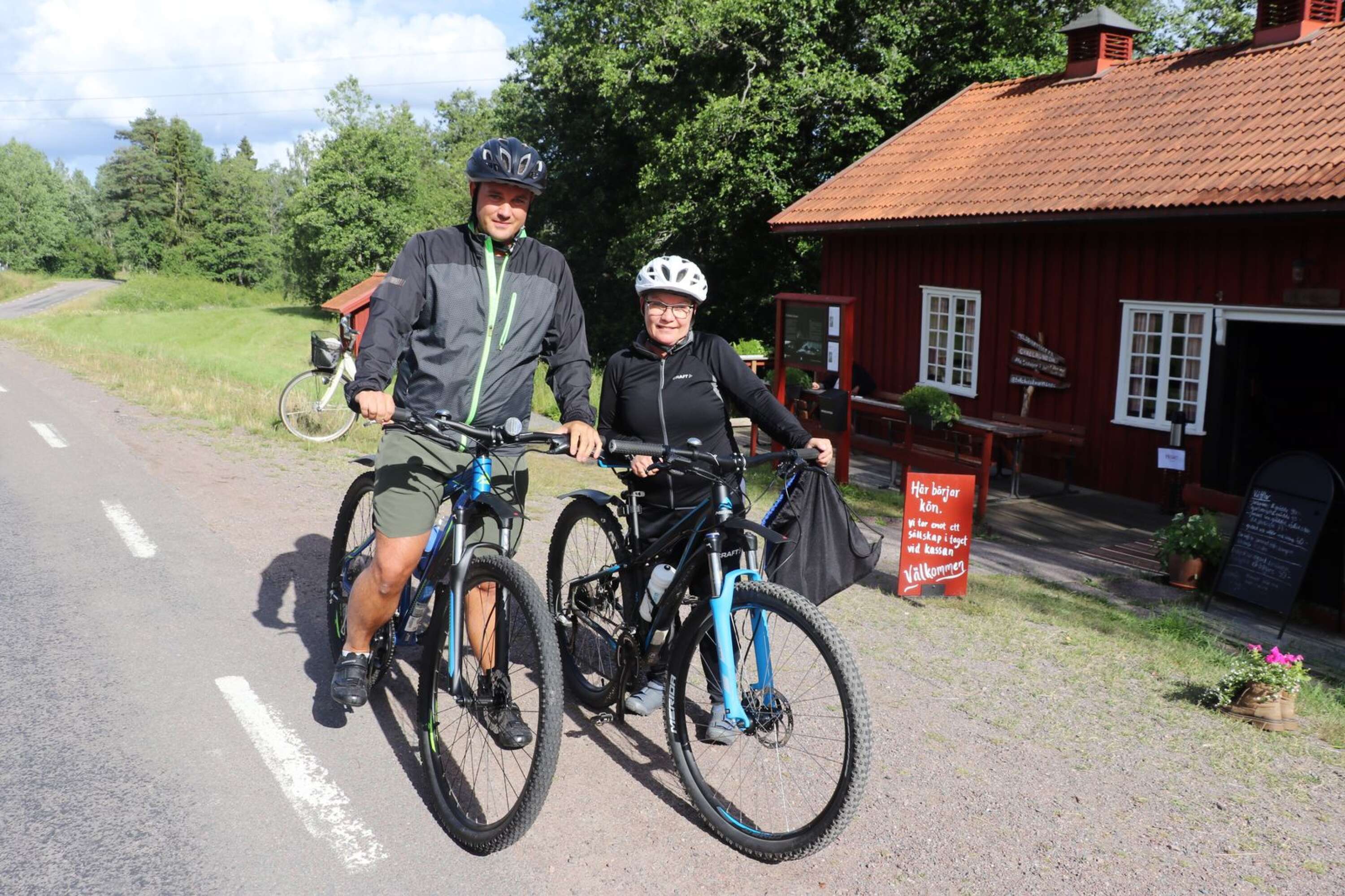 Andreas Pettersson och Katrin Pettersson hade cyklat från Tösse och gjorde sig redo för frågerundan.