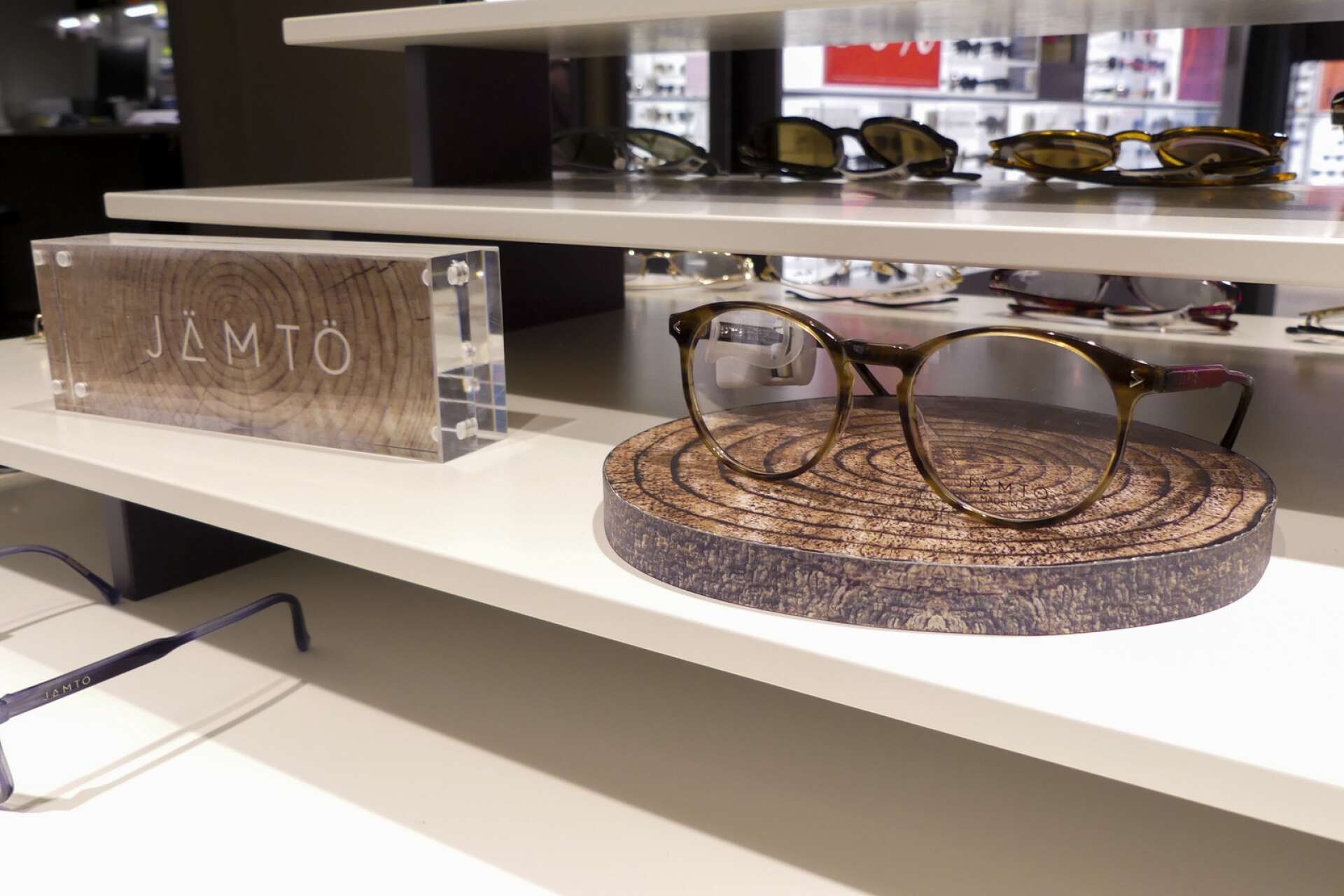 Det nya varumärket Jämtö frontar i butiken; glasögonbågar tillverkade av Synsam i deras nya produktion på Frösön i Jämtland.