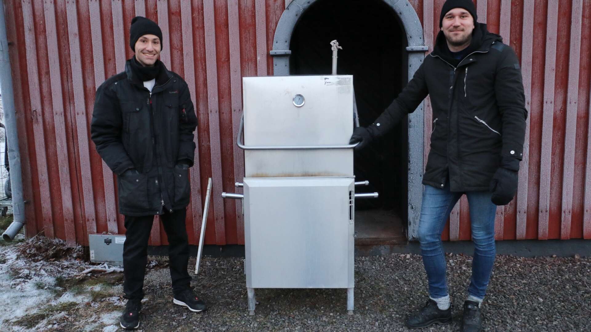 Hos Les Cuisines de Långban förbereds julborden. Restaurangen drivs av Matthieu Oubre (till vänster) och Sebastian Forsström. Här står de vid restaurangens rök - en ombyggd diskmaskin.