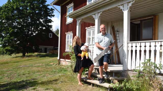 Elin Fredriksson och sambon Andreas Olsson (inte med på bild) har en husdröm och håller sedan något år på att renovera den gamla 1800-tals gården Västertomta i Gunnarskog. Elins pappa Jan hjälper till med byggnationen, här med ett vattenpass för avvägning.