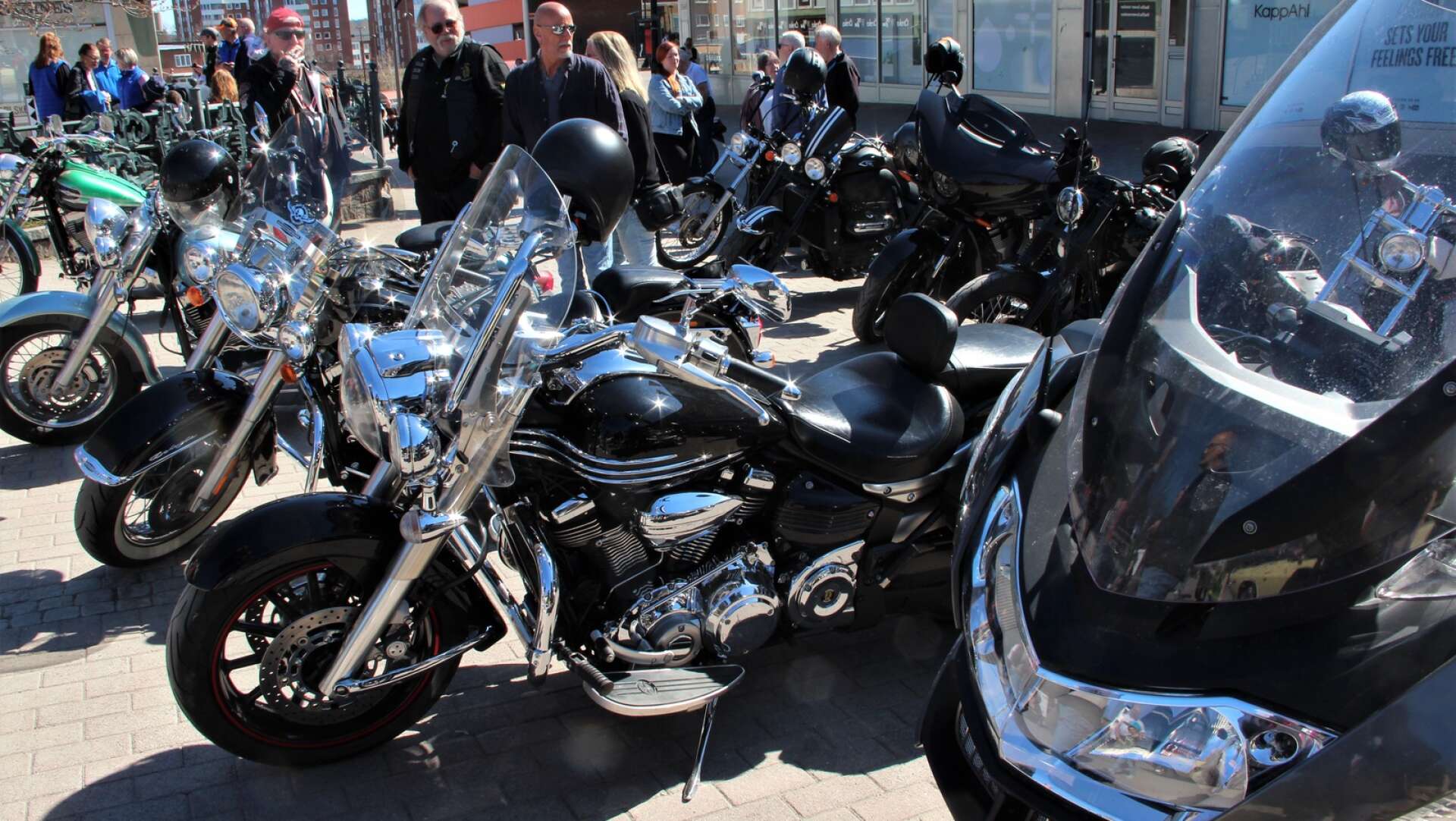 Även motorcyklar glänste i solen denna dag.