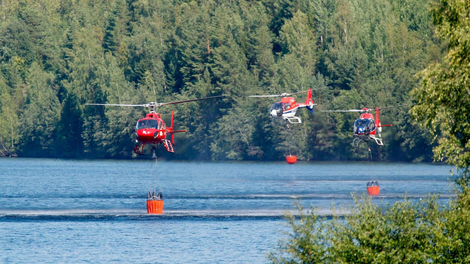 Helikoptrar kan mycket snabbt fylla vattensäckarna i de små vattendrag som finns i skogarna medan brandflygplan måste fylla sina vattentankar i större sjöar, skriver Marcus Dahlsten och Fredrik Kämpfe.