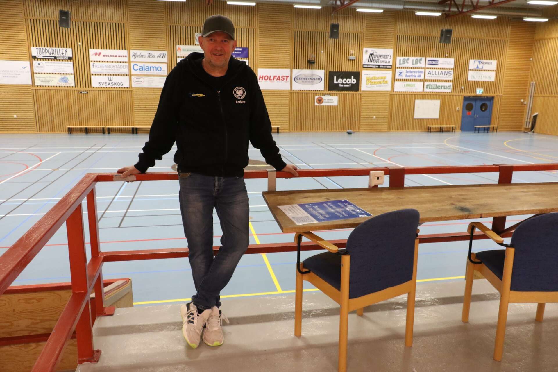 Örnens tränare Jerry Magnusson, som själv har varit drabbad av prostatacancer, laddar för fredagskvällens evenemang Mustaschmatchen i Molkoms sporthall.