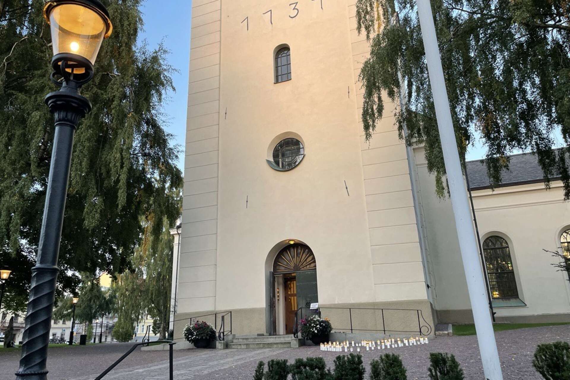 Sång, tal och ljuständning i Domkyrkan i Karlstad.