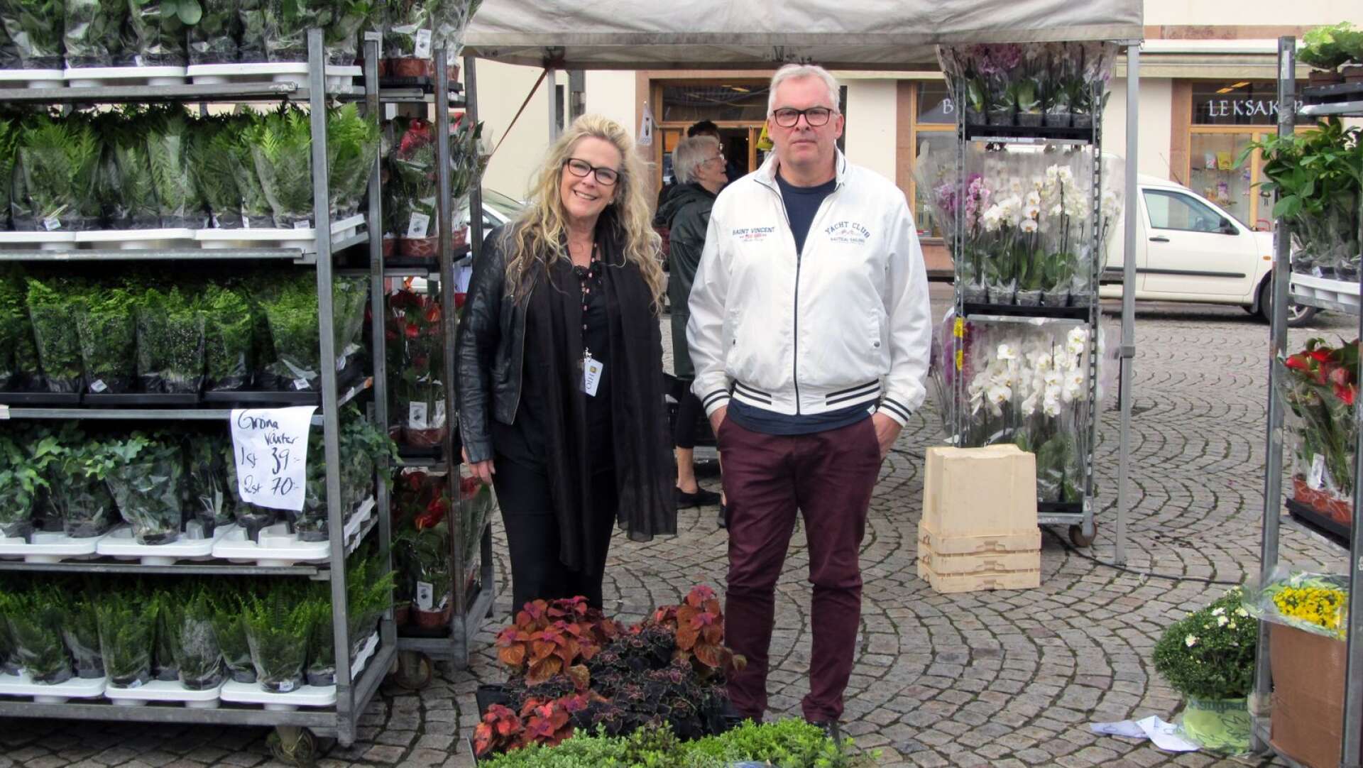 Näringslivschef Kristina Mustajärvi och handelsutvecklare Ingemar Gustafsson mitt i kommersen på torget. De gläds över Hjohandelns ökade omsättning.