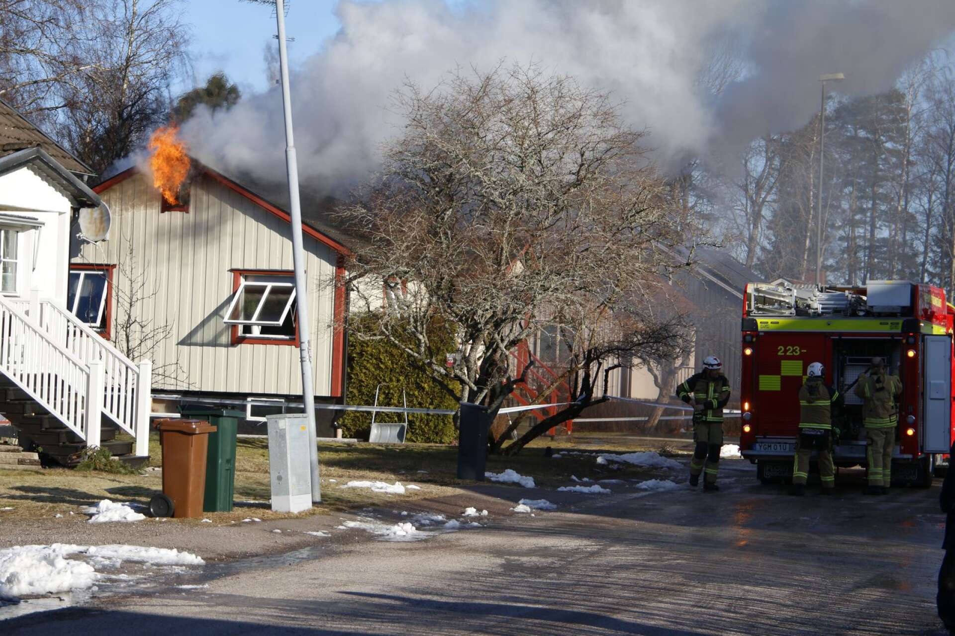 När Karlskoga Tidning-Kurirens reporter kom till platsen hade branden precis blossat upp igen och räddningstjänsten var på väg tillbaka till villan.