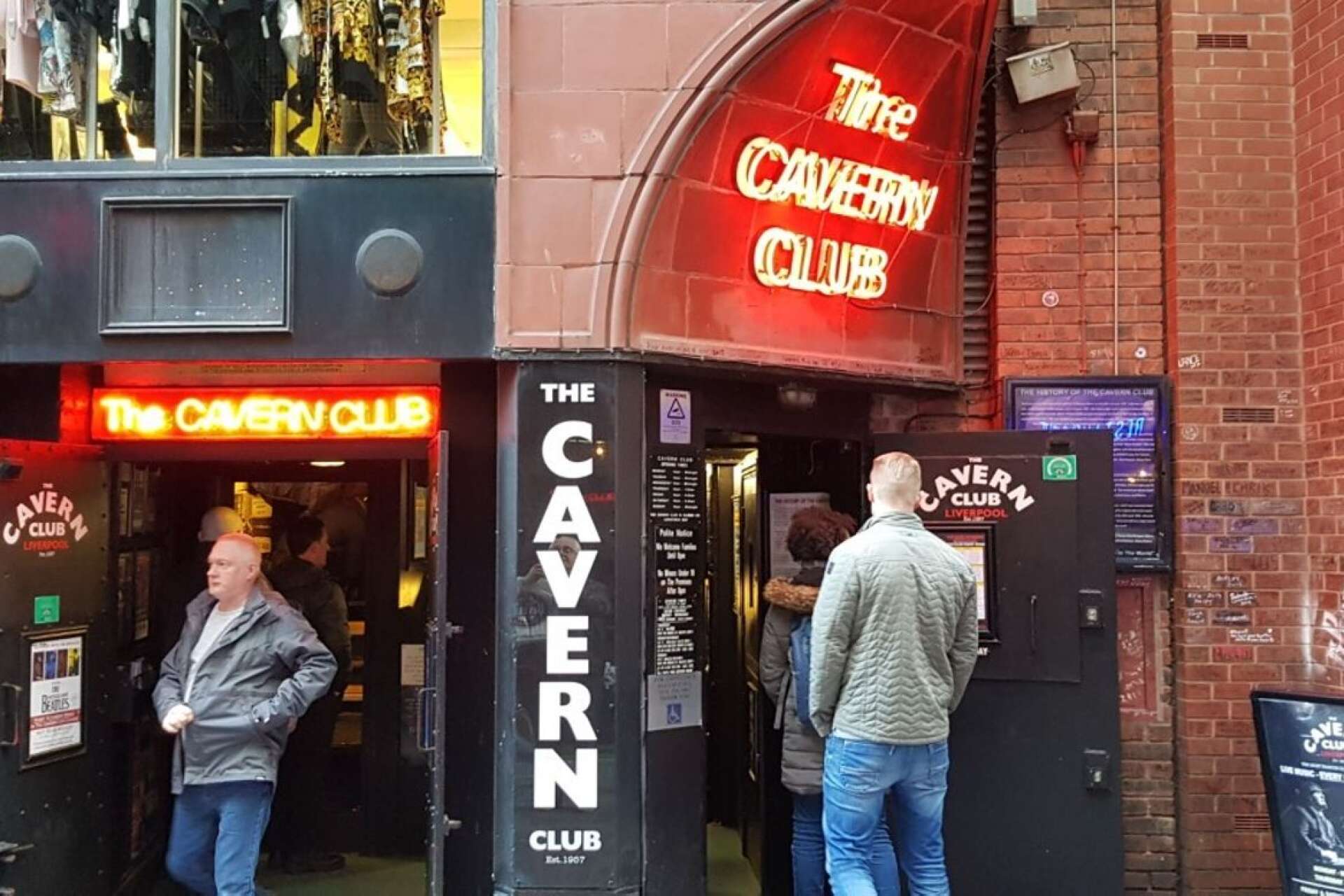 Ingången till Cavern Club på 10 Mathew Street. Här går man verkligen under jorden.