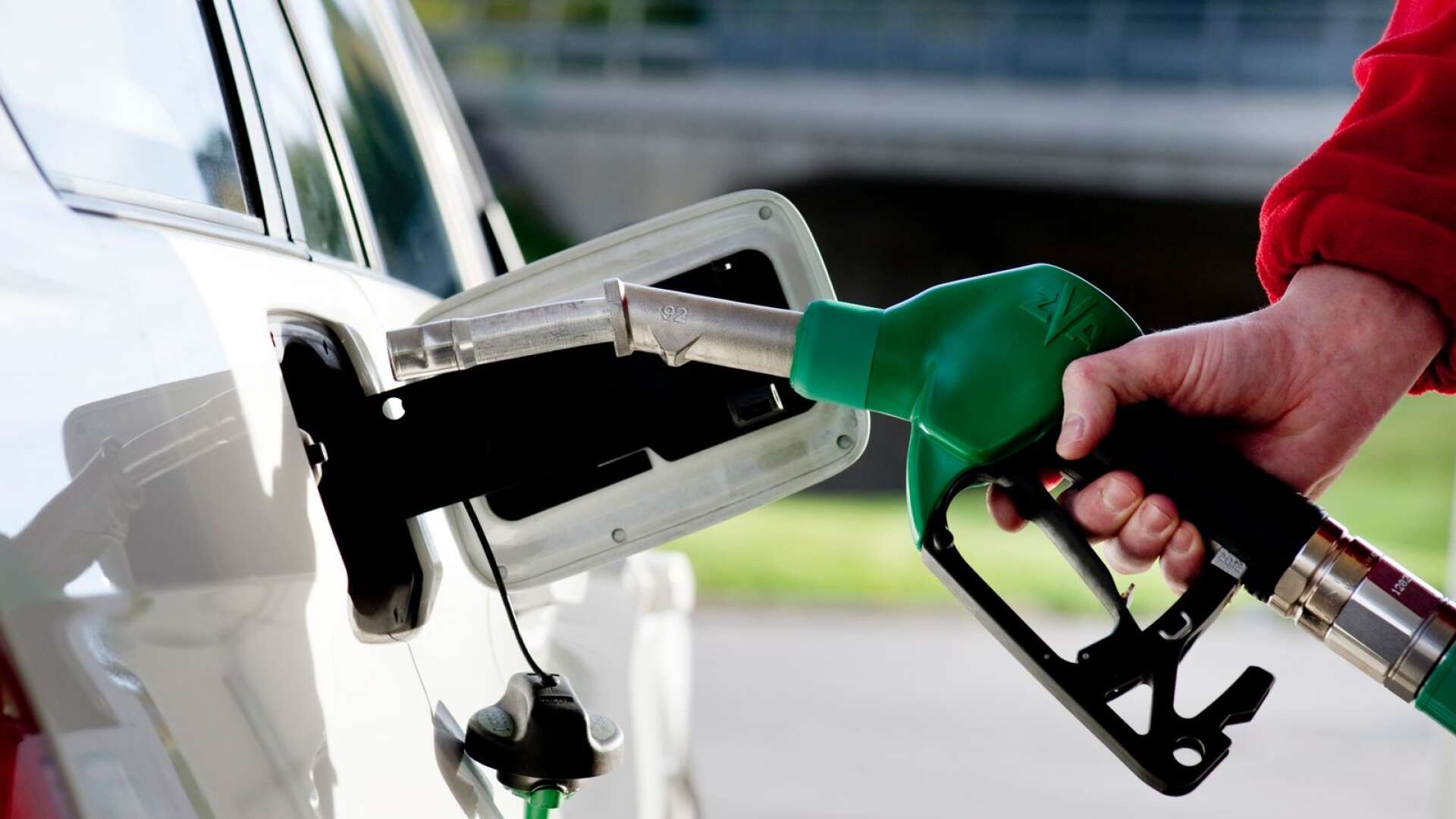 I kombination med vårt förslag om en generell sänkning av bensin- och dieselskatten skulle detta innebära att priset vid pump sänks med minst 1 krona och 13 öre per liter redan till årsskiftet, skriver Oscar Sjöstedt och Martin Kinnunen.