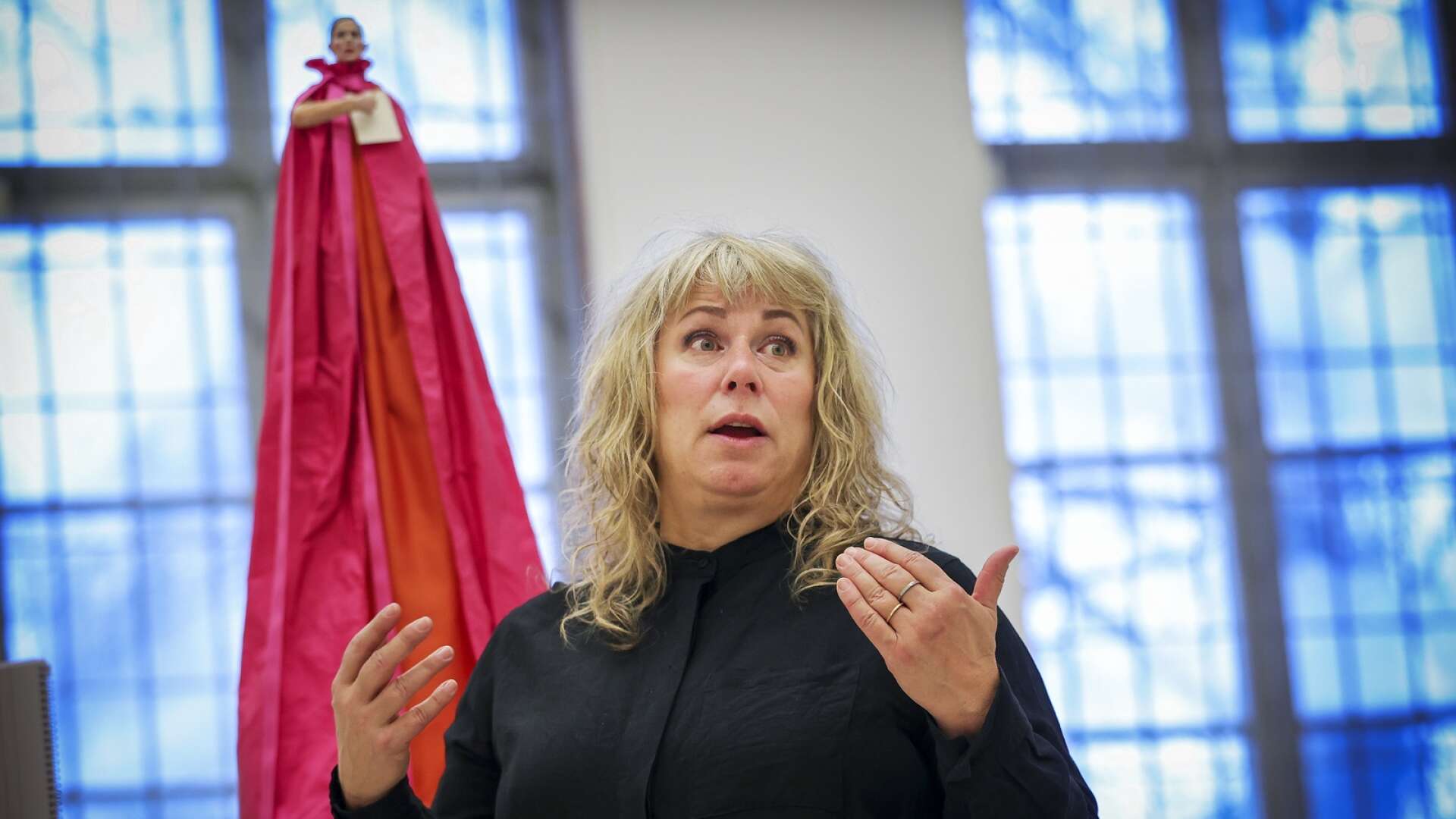 Starka intryck möts när Stina Wollter ställer ut på Kristinehamns konstmuseum