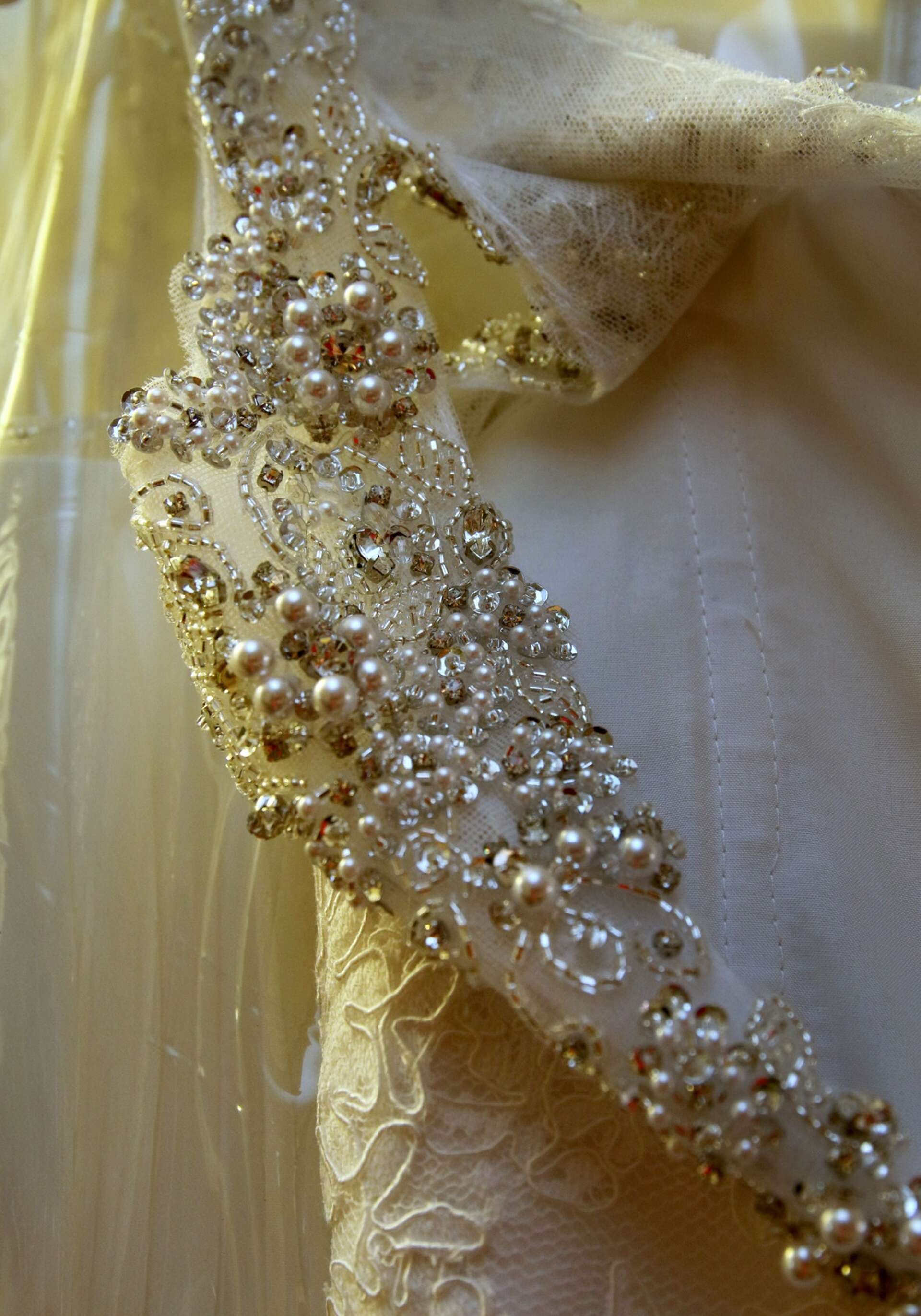 När det är många paljetter, kristaller och stenar insydda blir det svårare att göra ändringar på klänningen.