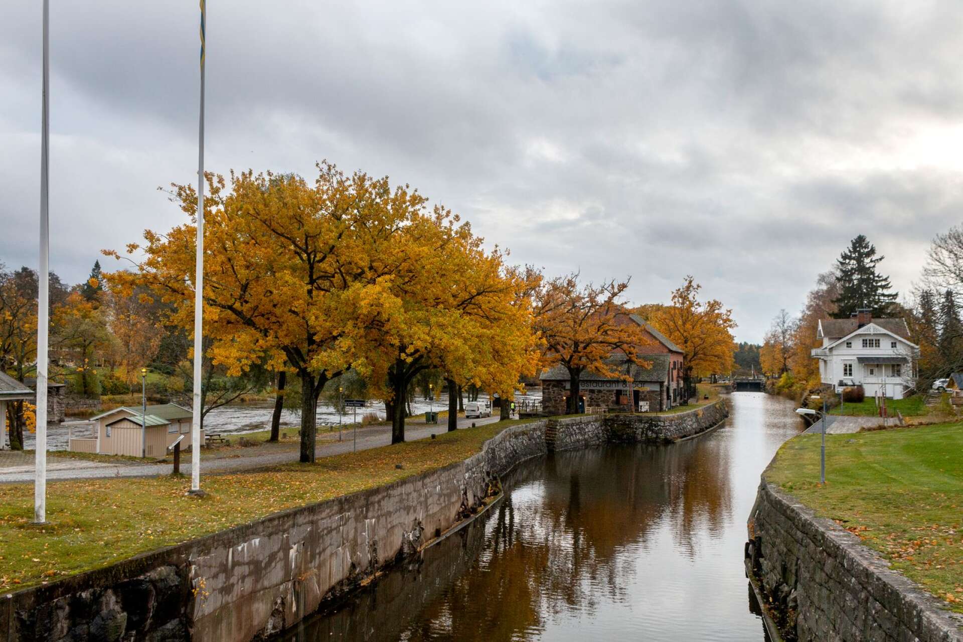 Höjdskillnaden mellan kanalen, Byälven och Vänern är låg, vilket gör att det råder oenighet om huruvida det är effektivt att öppna slussluckorna i Säffle för att avlasta älven.