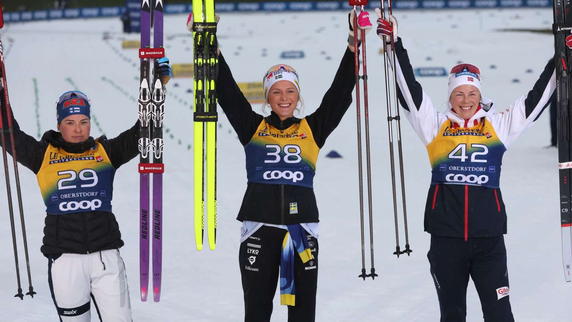 Frida Karlsson vann 10 kilometer klassiskt i Oberstdorf före Krista Parmakoski och Anne Kjersti Kalvaa, och leder nu Tour de Ski efter tre etapper.