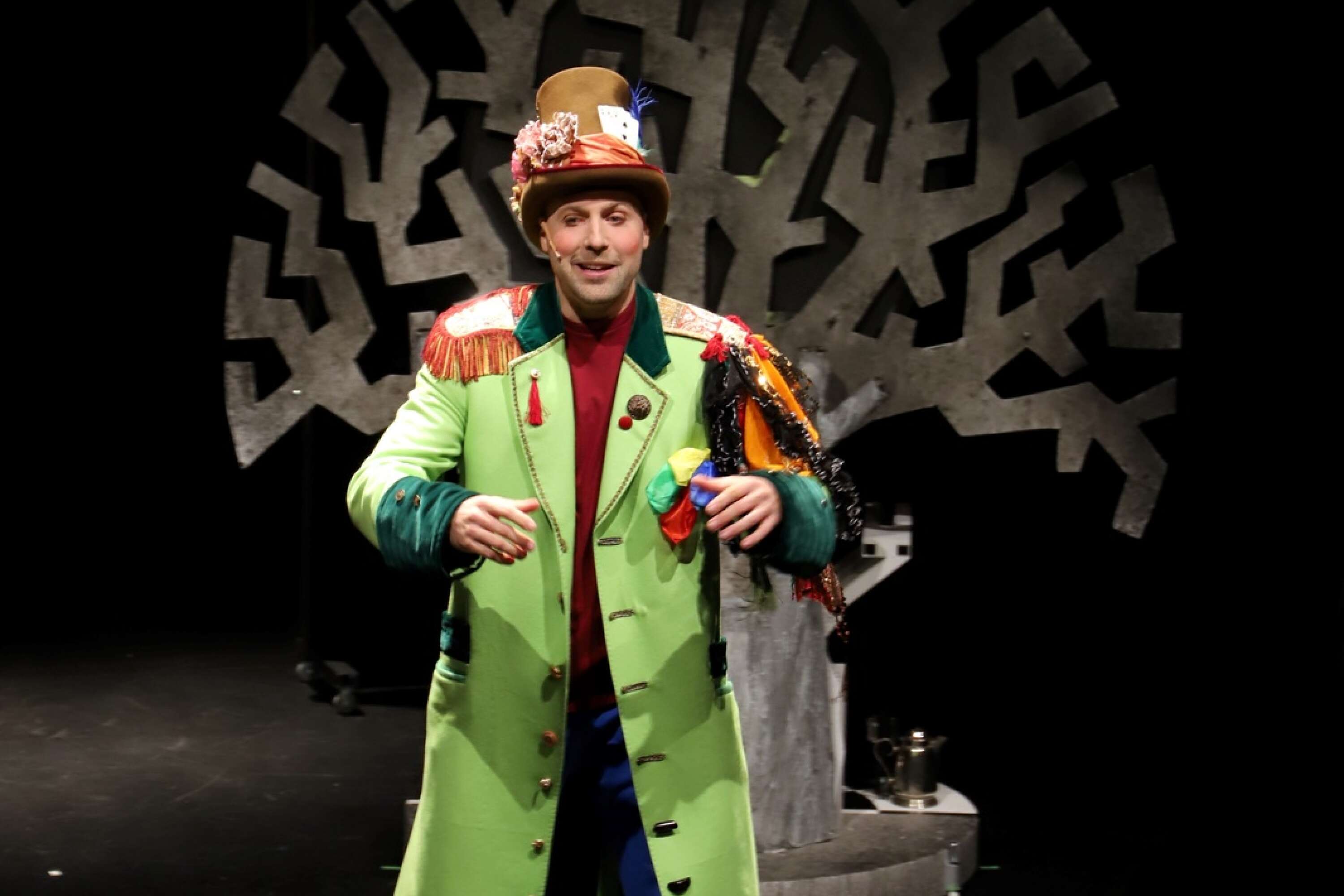 Trollkarlen Nino (Marcel Lindström) vågar utmana med sina starka färger och glada melodier.