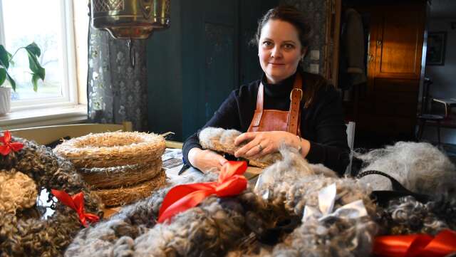 ”Nu sitter jag och producerar  non-stop&quot;, säger Anja Lunnerfjord som tillverkar kransar av ull.