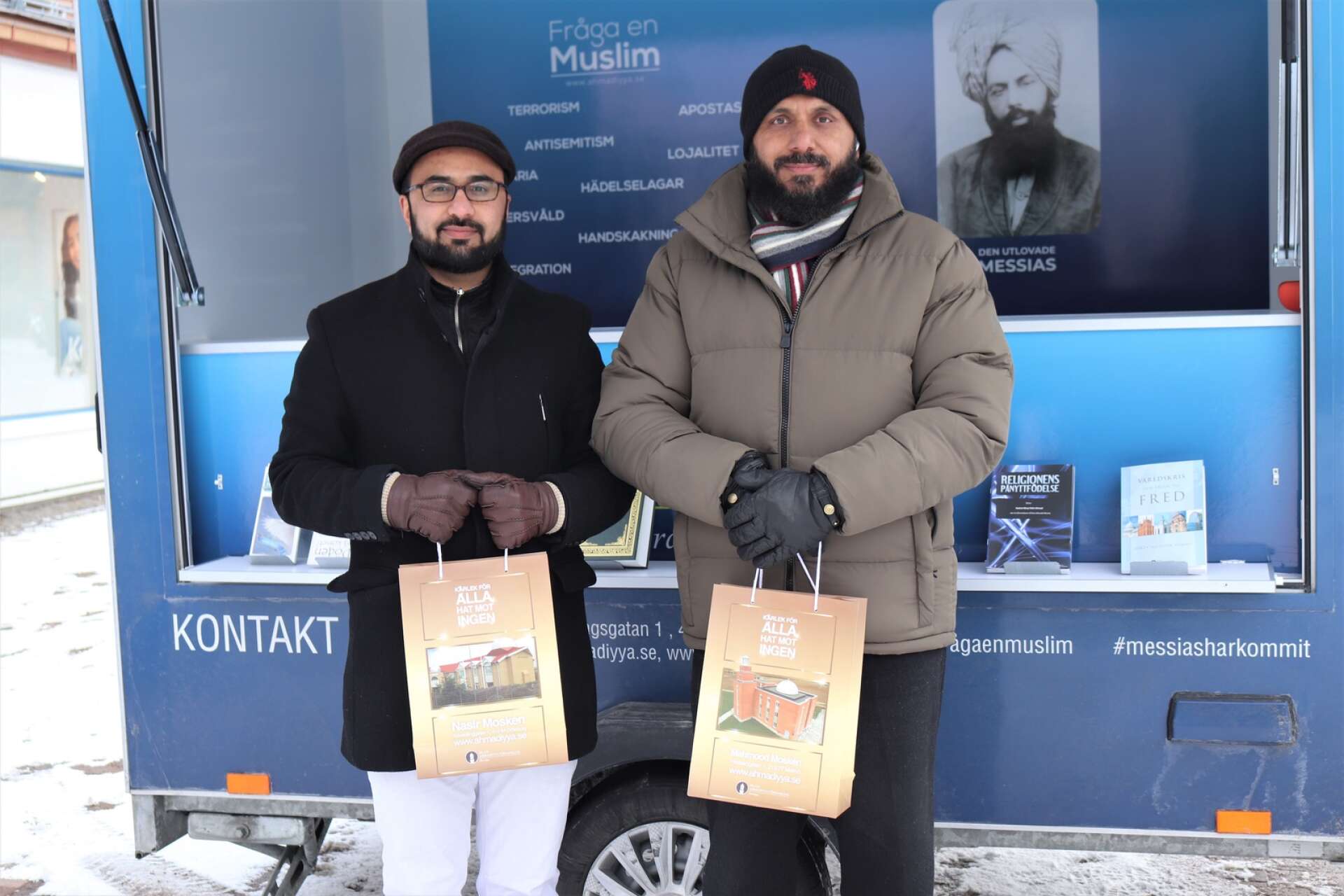 Imamerna Kashif Virk och Rizwan Ahmad Afzal har besökt mer än 80 städer på sin &quot;Fråga en muslim-turné&quot;. 