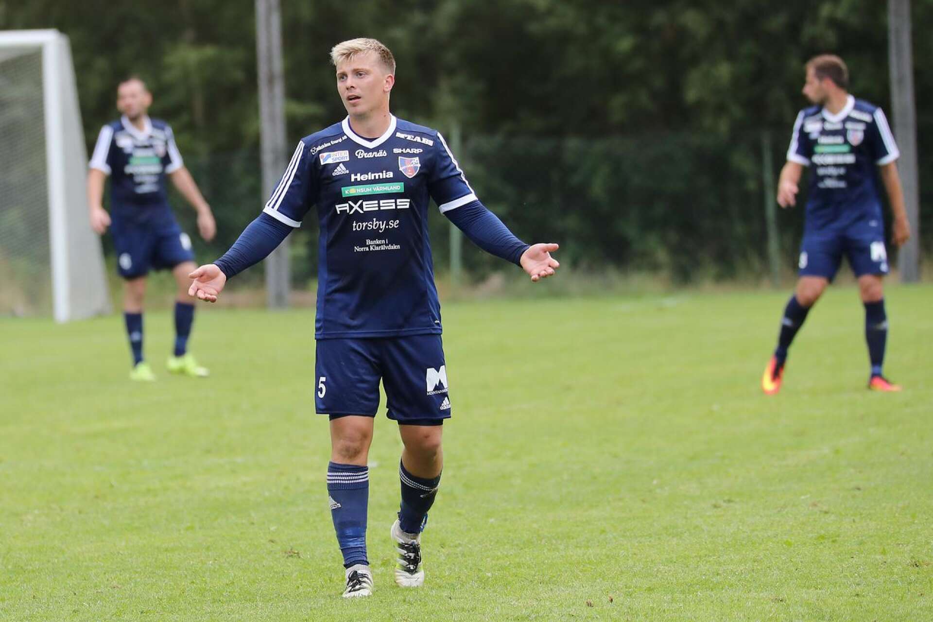 Fredrik Johannesson, ny tränare i Nordvärmland, slår ut med armarna som om han inte alls förstår Sportbladets placering av hans lag. 