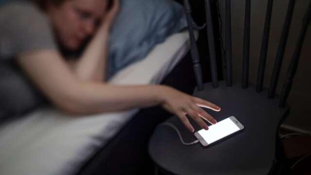 De flesta upplever då och då nätter med dålig sömn. Att surfa på mobilen är lätt, men ingen bra lösning.