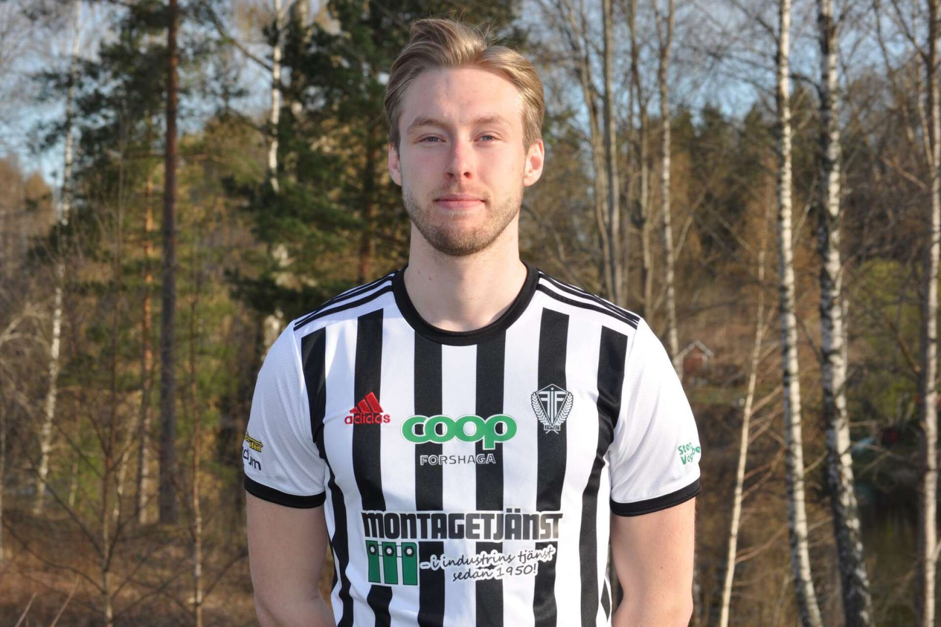 Linus Carlbäck, 26, trivs med fotbollslivet i Forshaga IF - som vägrar förlora och toppar division 4 i skrivande stund.