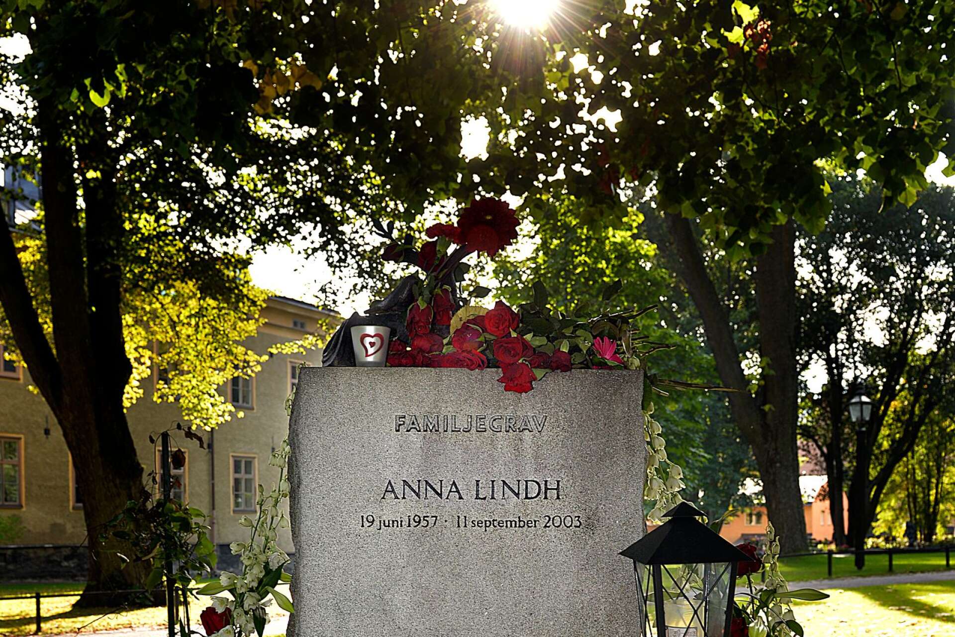 Anna Lindhs grav på Katarina kyrkogård. Hade hon fått leva hade hon fyllt 65 i år, men blev mördad i september 2003, ett dåd som fick stora återverkningar inom svensk politik.