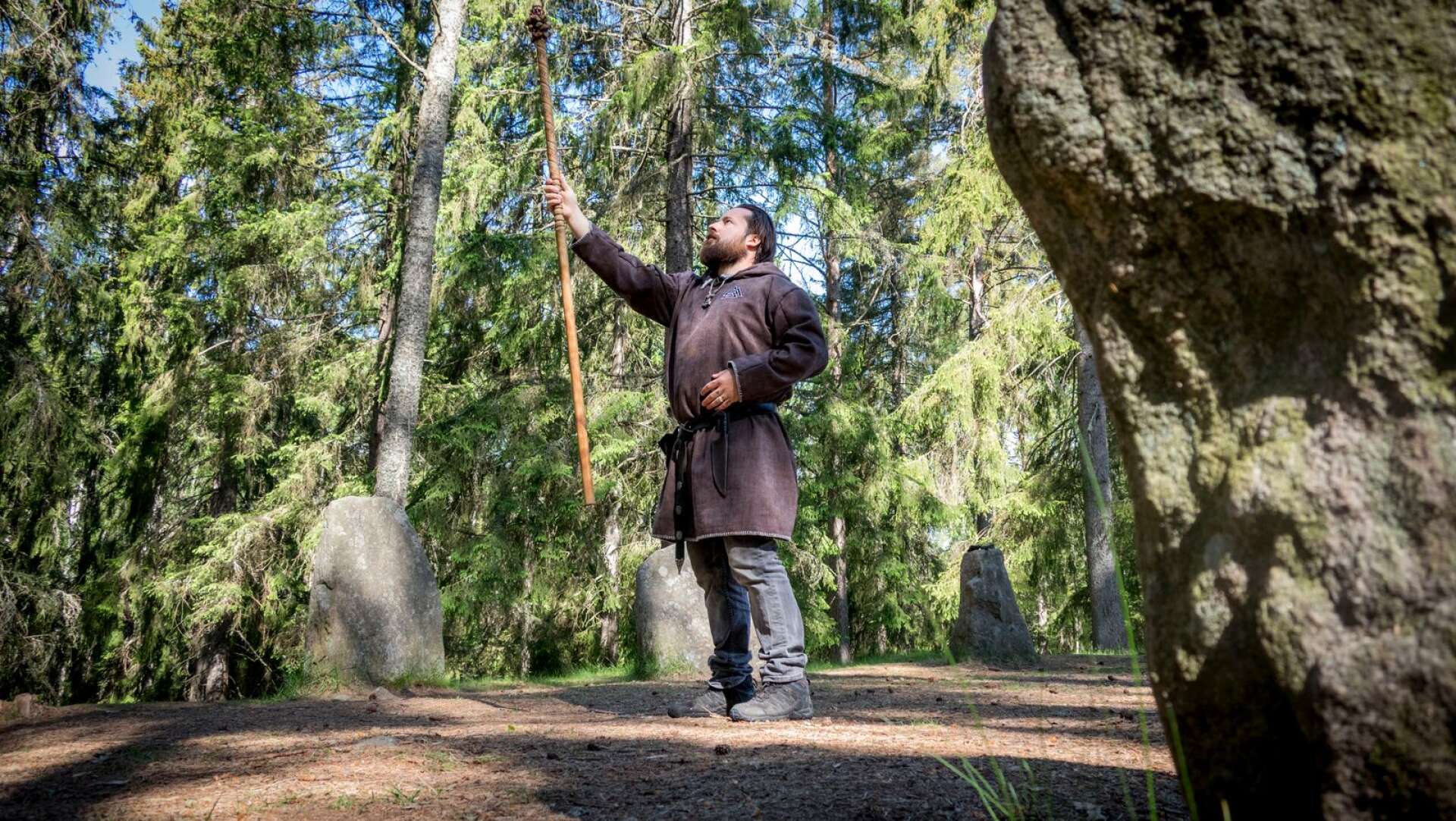 Thommy Vähäsalo höjer sin vandringsstav mot skyn. Att vara på en plats som Dye domarring gör att han känner sig lite närmare den tid då tron var som störst.
