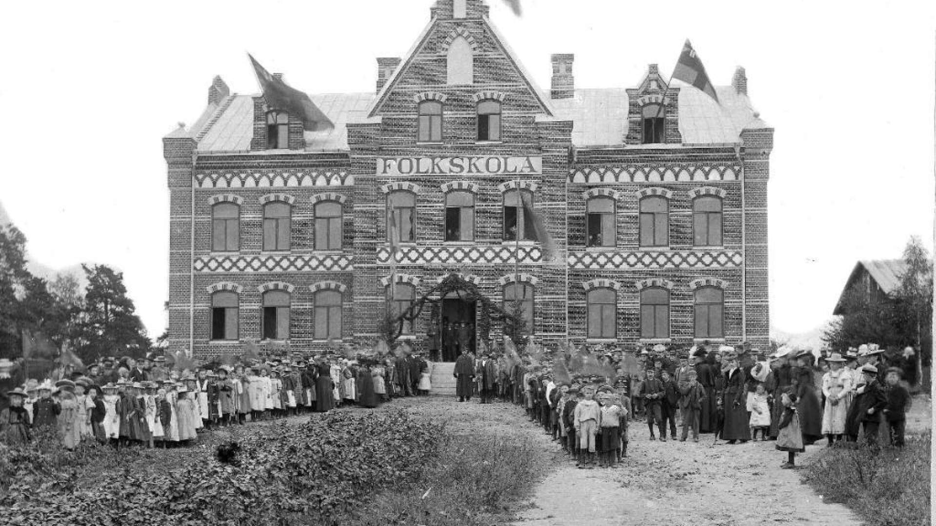 Det var högtidligt när nya folkskolehuset invigdes 1899. Unionsflaggorna var hissade och fotograf Ludvig Åberg arrangerade bilden på elever, lärare och andra inbjudna. En monumental byggnad som skulle stå i två århundraden sade invigningstalaren.