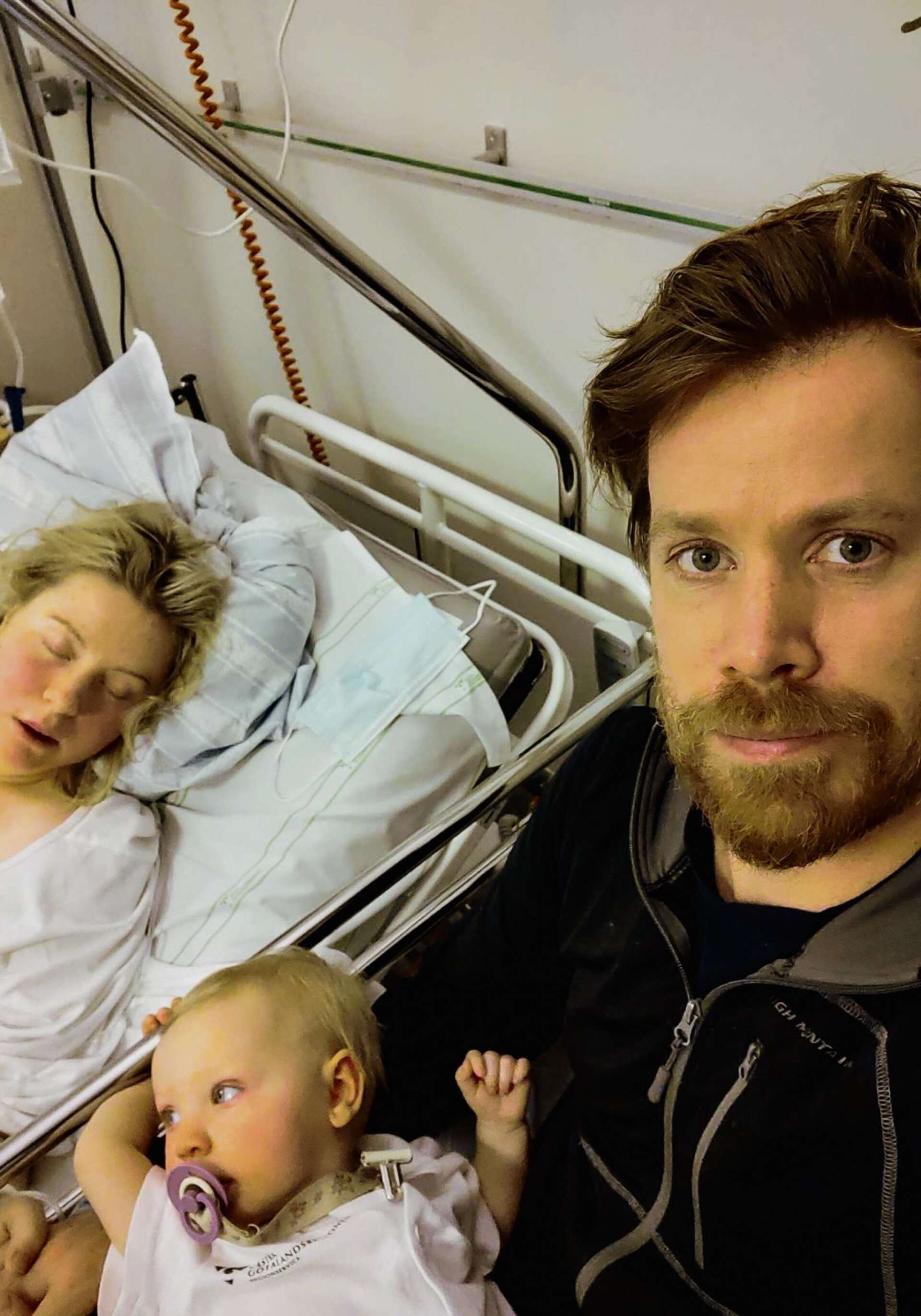 Emil tar en selfie någon dag efter olyckan, när Karolina och Fridolina är inlagda på Skaraborgs sjukhus. Fridolina fick en hjärskakning och fick ligga på barnmedicin.