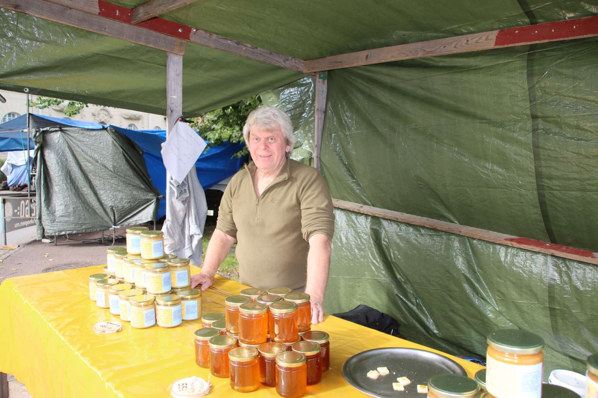 Kent Långkvist säljer lokalproducerad honung.