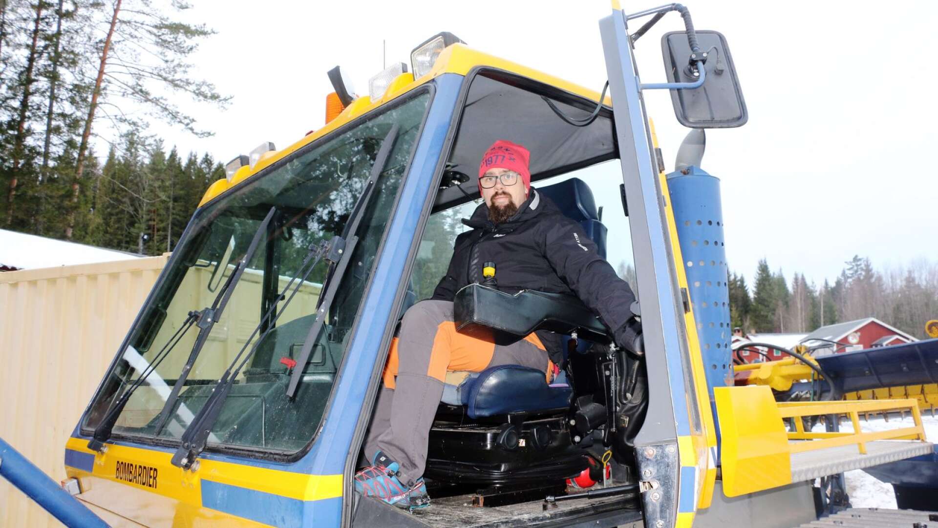 Mats Berg är ordförande i Föreningen Filipstads slalombacke. Snötillverkningen går för tillfället på halvfart på grund av tekniska problem och i bästa fall tror han att backen kan öppna nästa helg, den 26-27 januari.