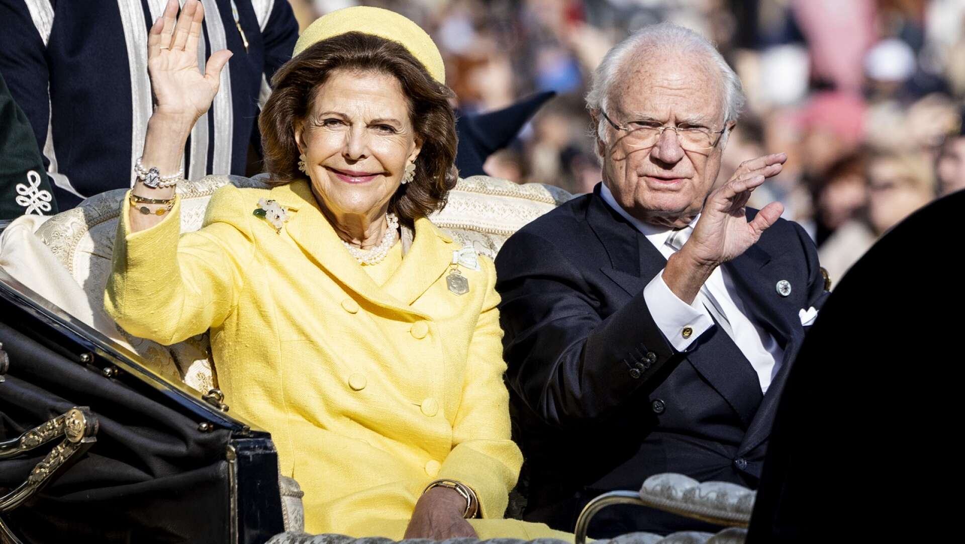 Kung Carl Gustaf och drottning Silvia i kortege med häst och vagn genom centrala Stockholm under lördagen i samband med kung Carl XVI Gustafs 50-årsjubileum på tronen. 