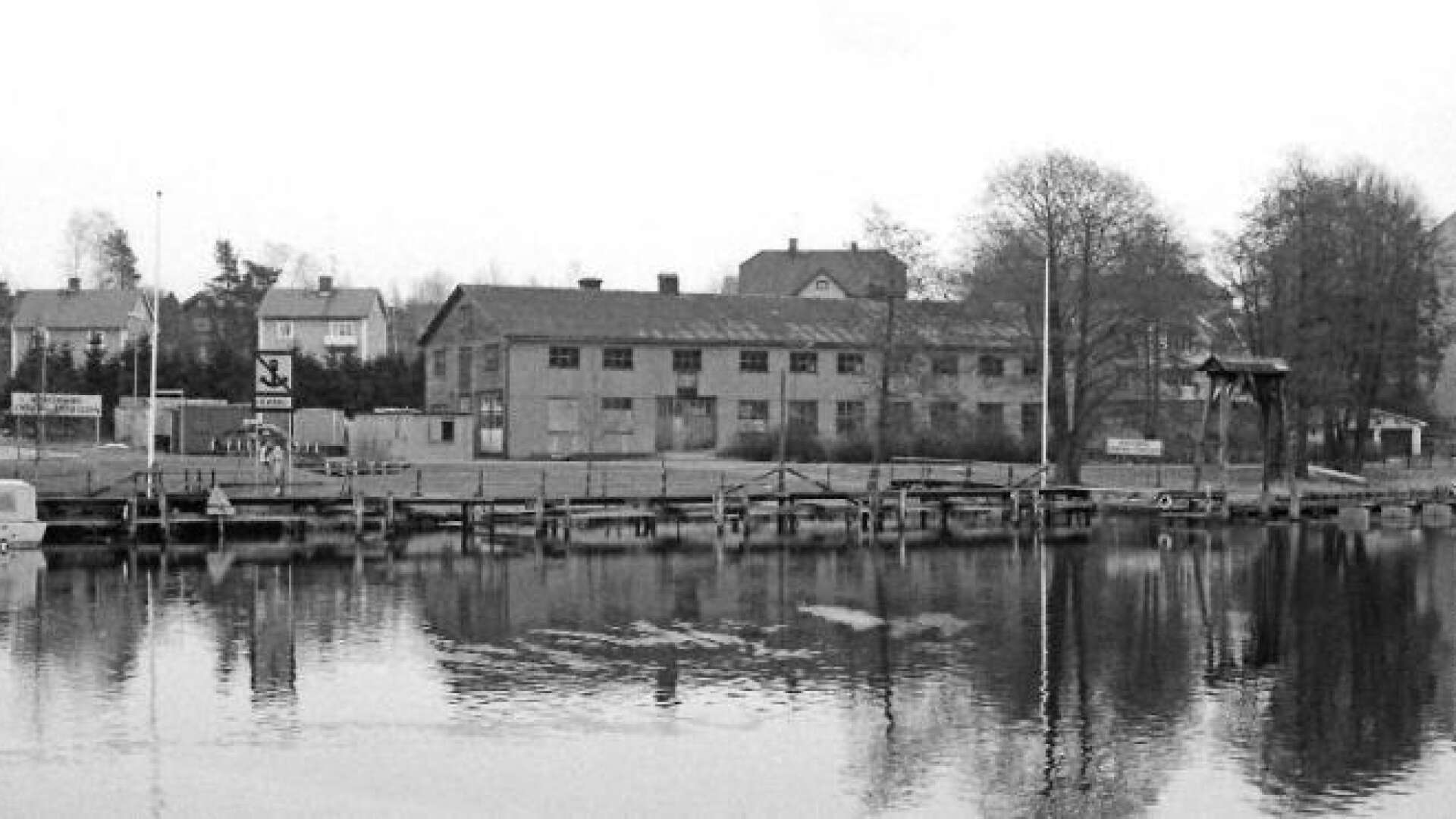 Så här minns äldre Säfflebor östra älvstranden. Till höger femvåningshuset, som stod färdigt 1964. I mitten båtbyggeriet. Mellan dessa skymtar bakom trädgrenarna Manbyvillan.