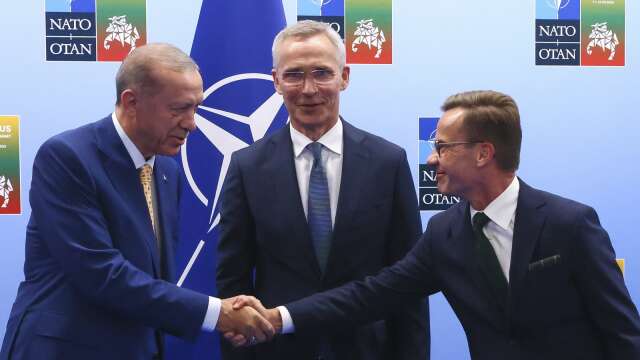 Turkiets president Recep Tayyip Erdogan skakar hand med Sveriges statsminister Ulf Kristersson tillsammans med Natos generalsekreterare Jens Stoltenberg.