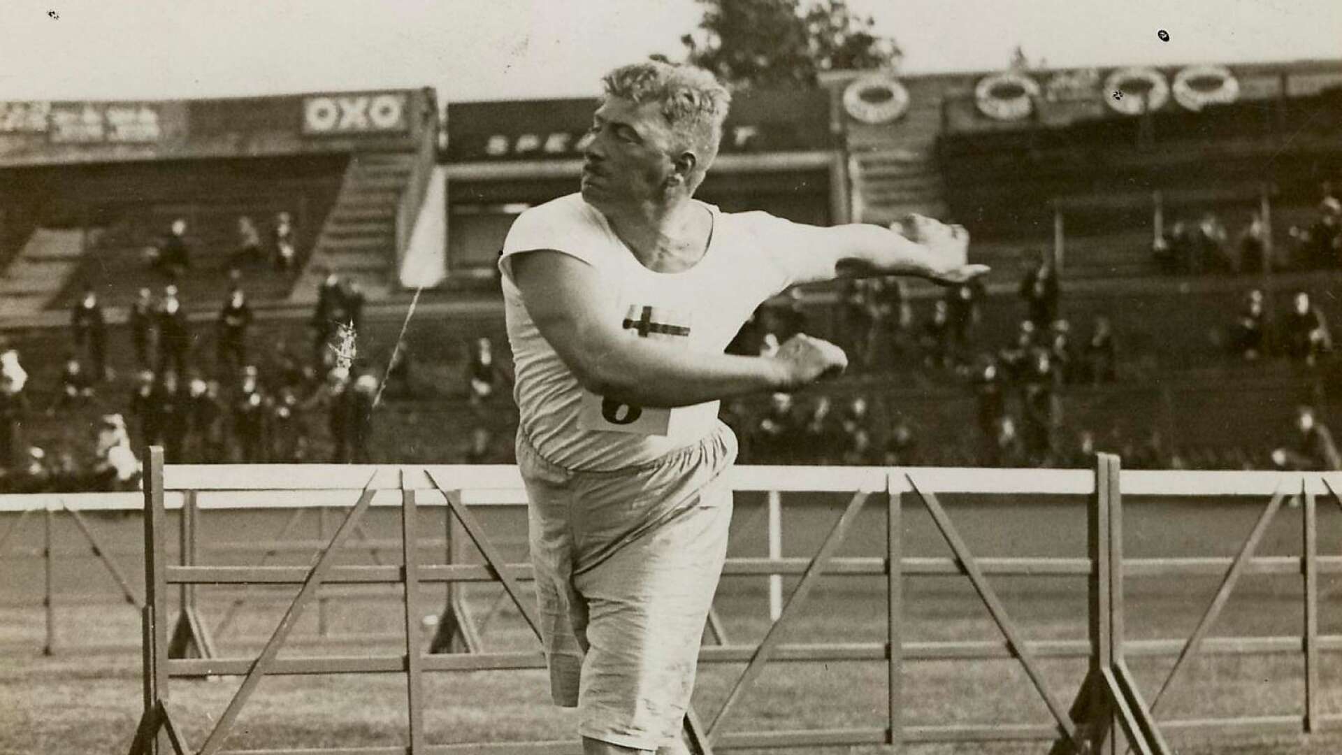 Carl-Johan &quot;Massa&quot; Lind visar sin explosiva kraft under en tävling 1920. Samma år vann han två OS-medaljer.