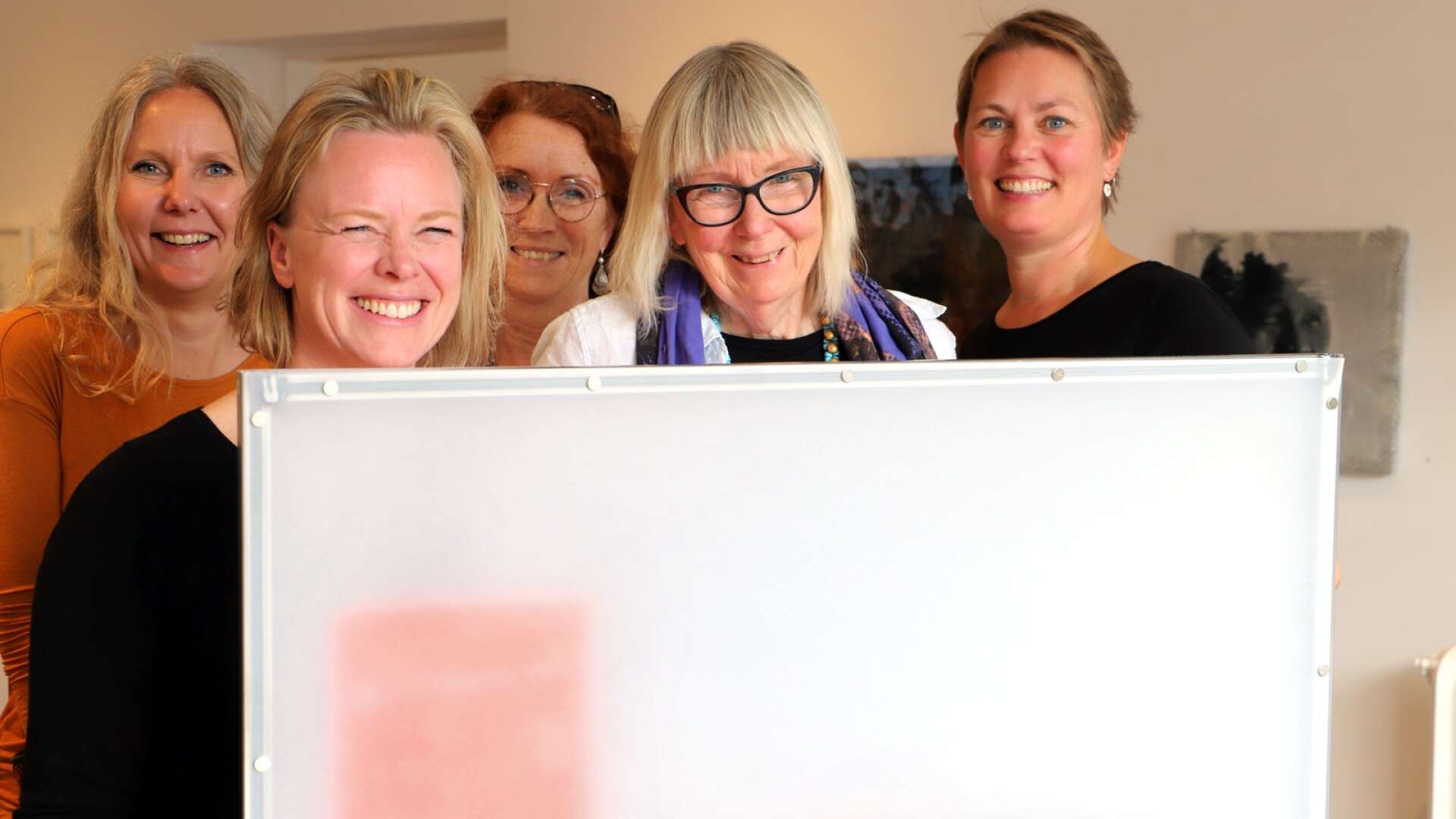 Tio konstnärer på färgstark utställning i Karlstad
