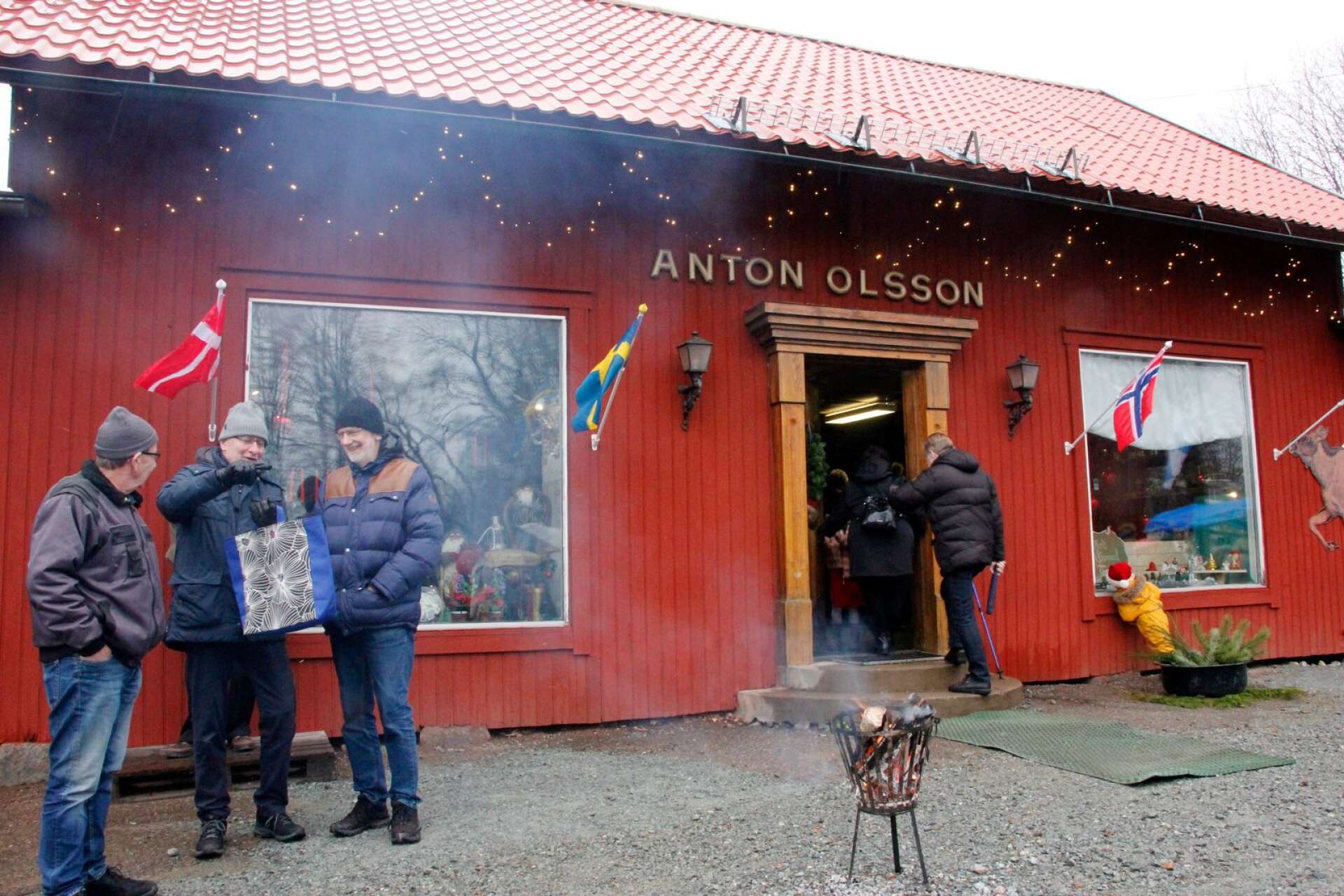 Många nyfikna besökare kom för både visningen av Anton Olssons gamla järn- och diversehandel och julmarknaden.