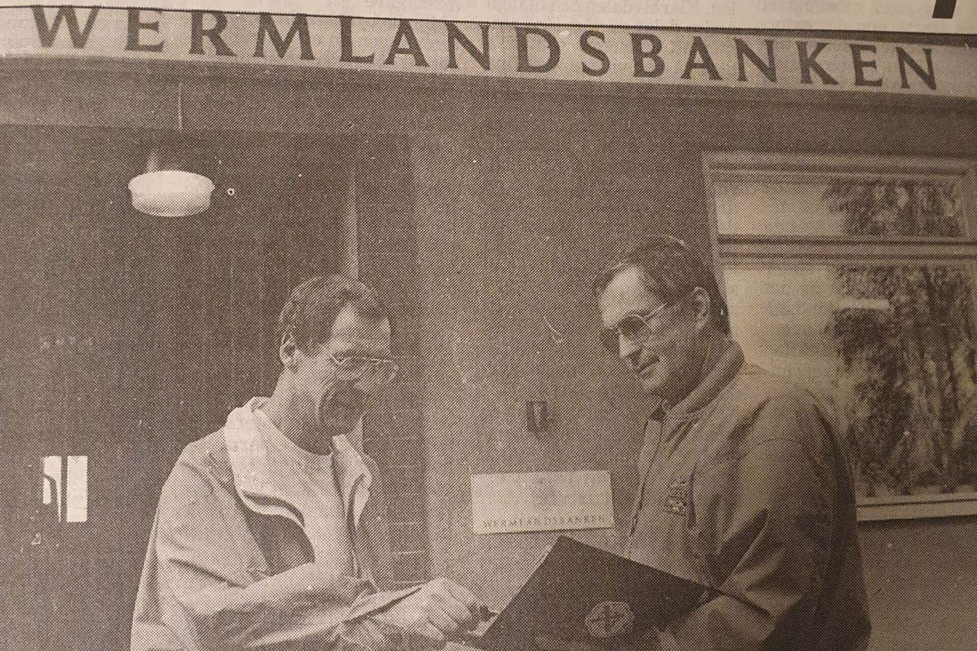 Polisinspektörerna Norelius och Olofsson framför den rånade banklokalen i Nysäter.