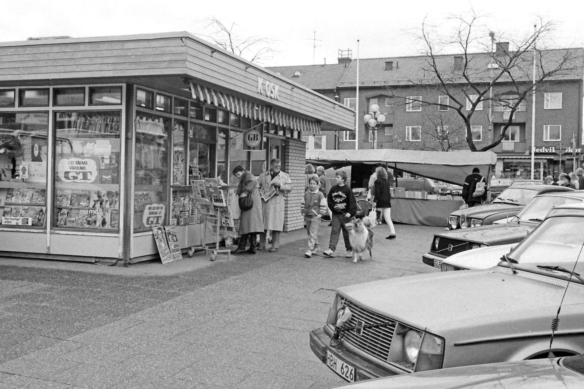 Kiosken på Stortorget byggdes 1967 och fanns kvar i ett 25-tal år. Bilden togs 1987 några år före rivningen. På gaveln mot norr låg bland annat Åslunds korvkiosk. 