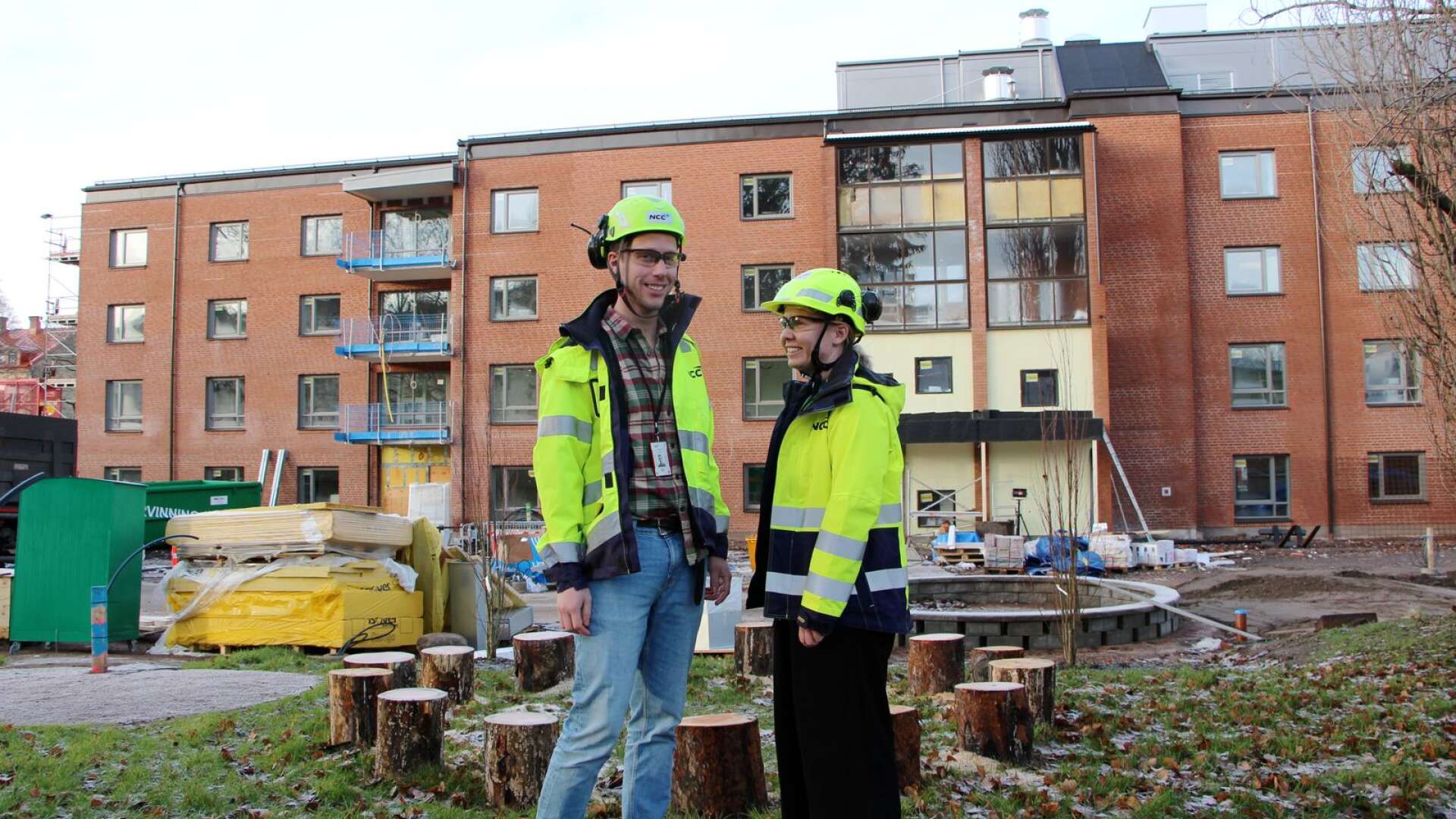 NCC:s ombyggnad av Stagnellska hemmet på Herrhagen i Karlstad står färdigt i vår. På bilden ses Anders Kvarnlöf, arbetsledare och platschefen Sandra Johansson.