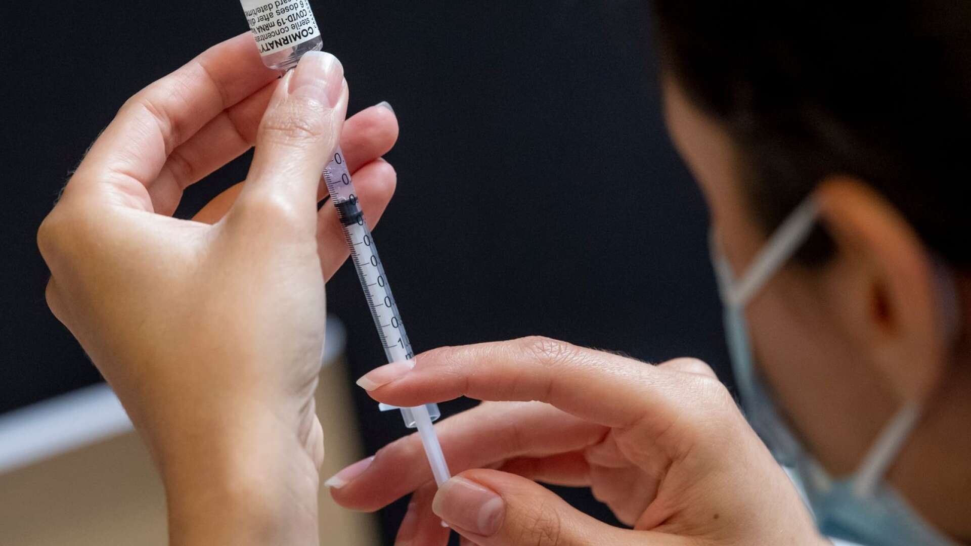 Ungefär 58 procent av de vuxna skaraborgarna har fått tre doser vaccin mot covid-19.