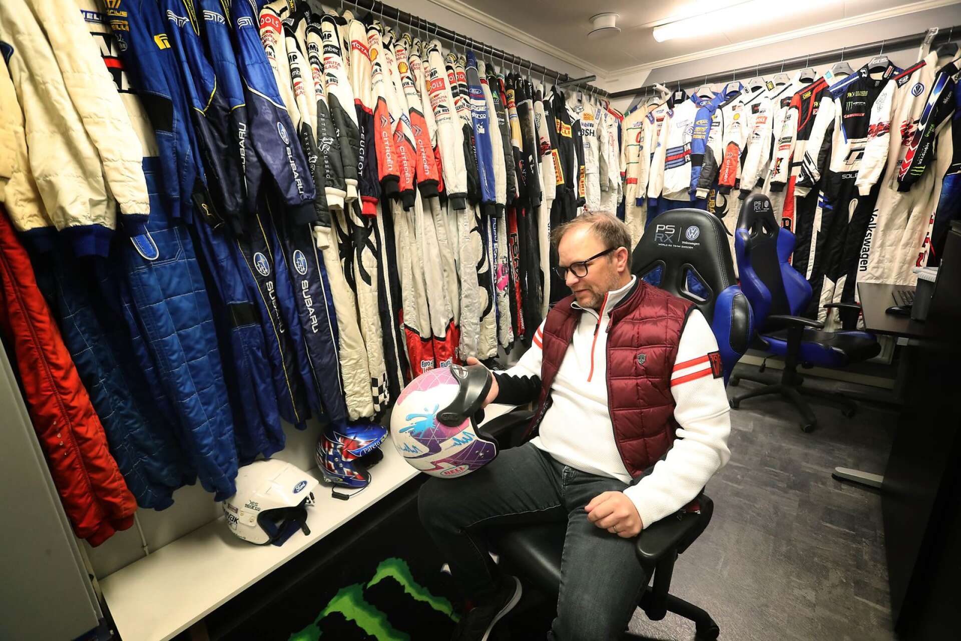 Petter Solberg har sparat alla overaller och hjälmar, som den han håller till rallycross-Volvon från 1995. Just nu finns grejerna i ett rum verkstaden, men ett museum ingår i byggplanerna.