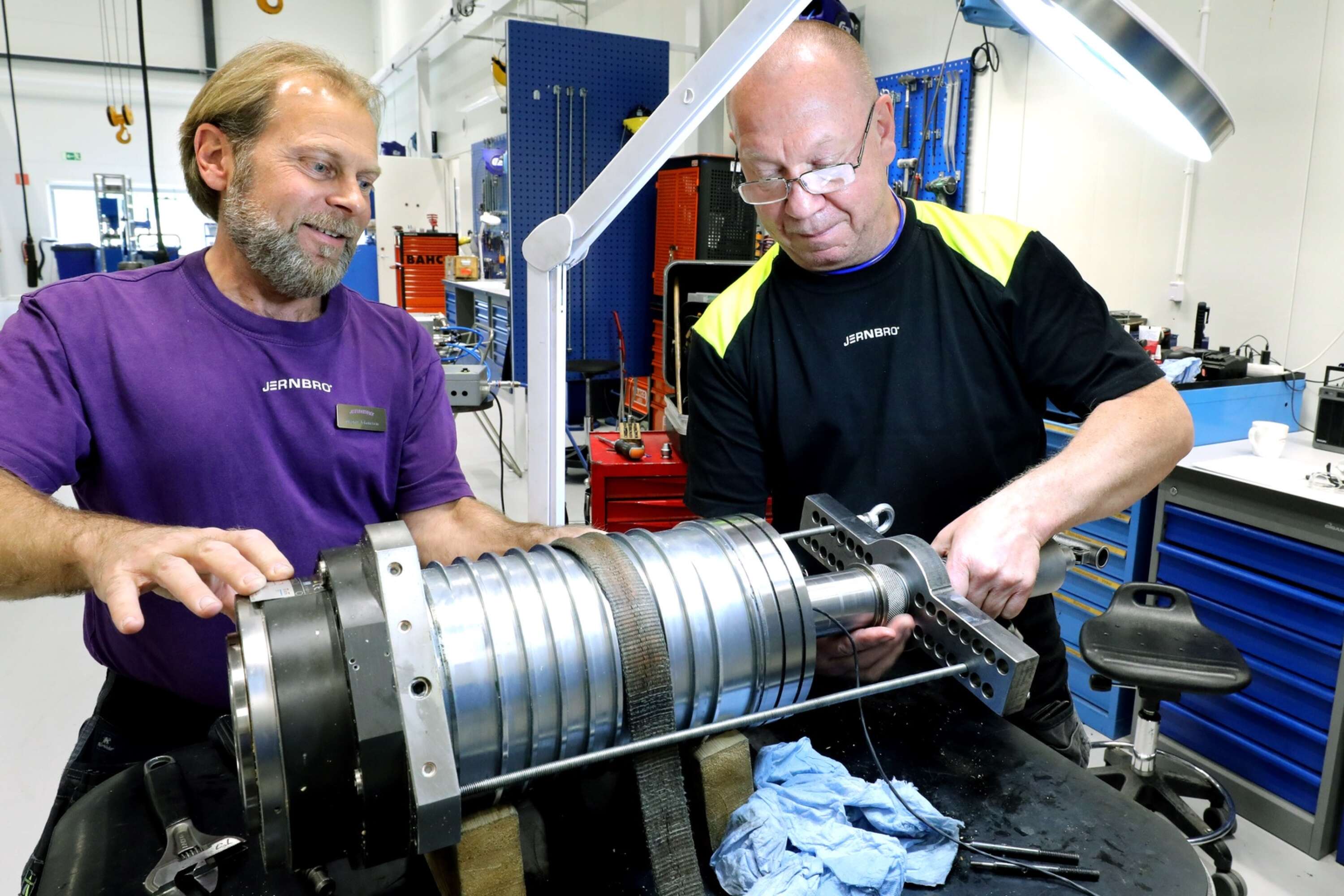 Magnus Johansson och Tommy Johansson lagar en bearbetningsspindel.