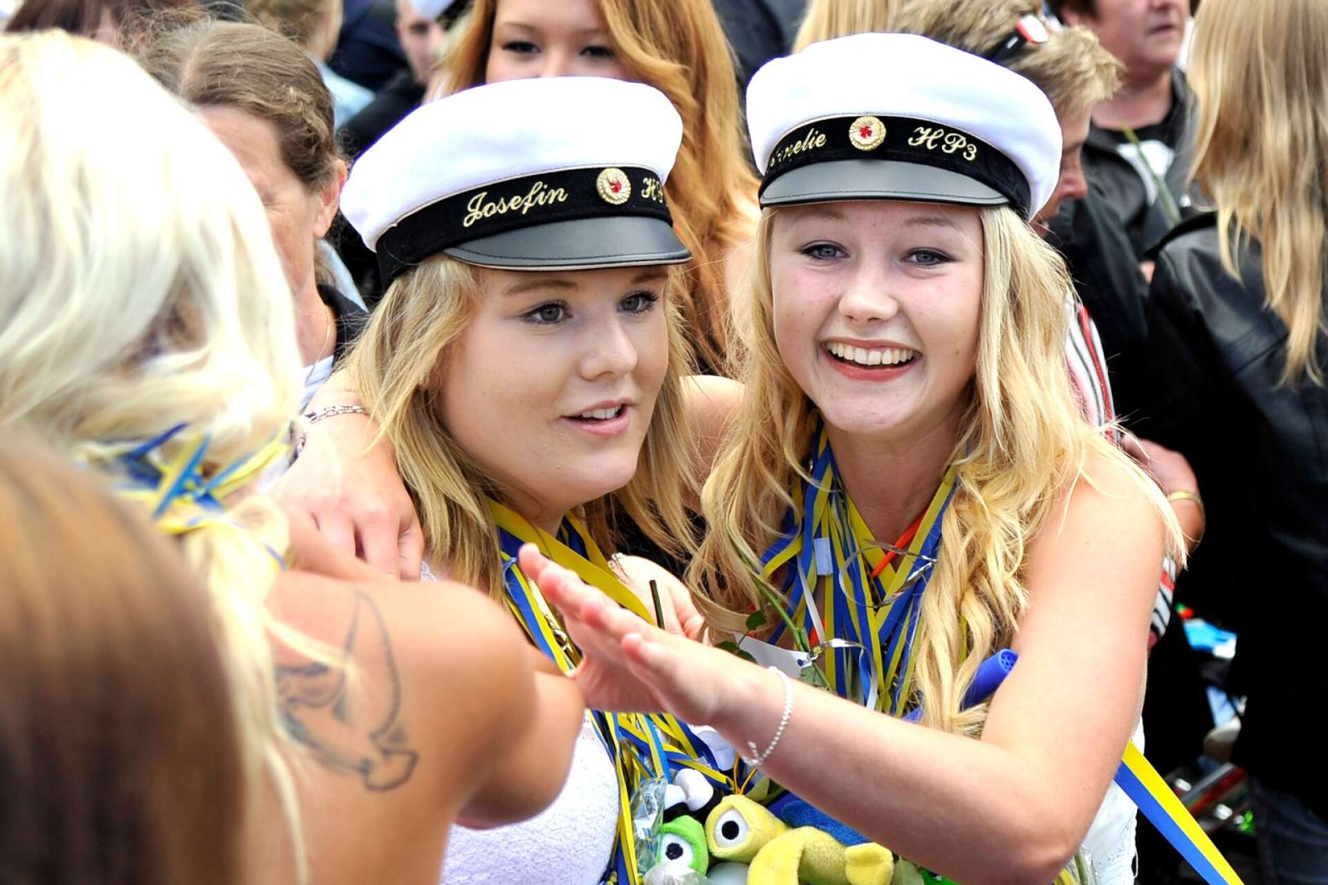 Josefin Johansson och Annelie-Bergheden, firar sin studentexamen i Karlsholmparken.