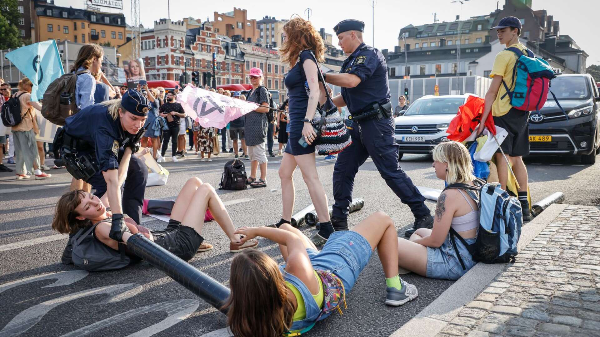 Så kallade klimataktivister från Extinction Rebellion spärrade trafiken vid Slussen i Stockholm den 17 augusti.