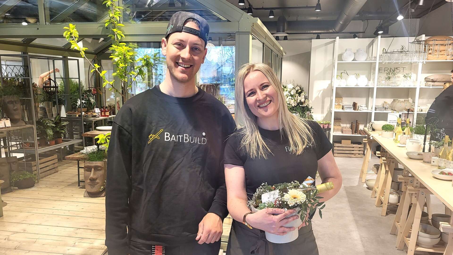 Blomsterhandeln Floristen i rummet på Kungsgatan öppnade på fredagsförmiddagen och Linus Skogh blev första kunden. Han expedierades av ägaren Lisa Johansson.