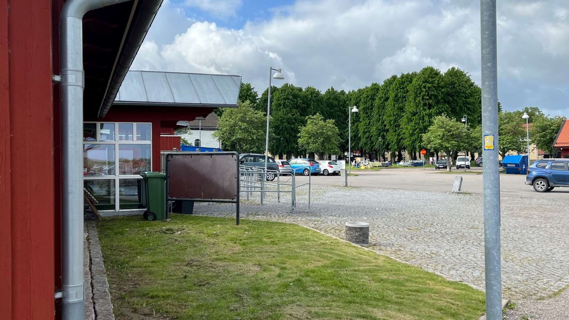 Det misstänkta mordförsöket ägde rum utanför hamnkrogen Dalslands skafferi i Åmål.