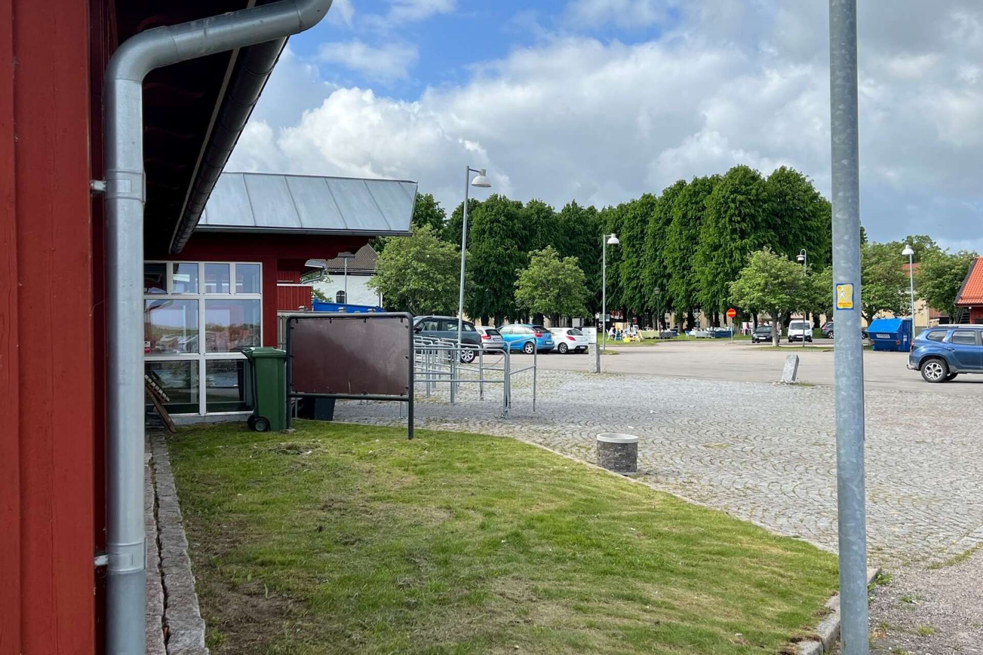 Det misstänkta mordförsöket skedde på natten till den 11 juni vid Södra hamnplan i Åmål, utanför hamnkrogen Dalslands skafferi som höll studentfest. Nu har rättegången avslutats.