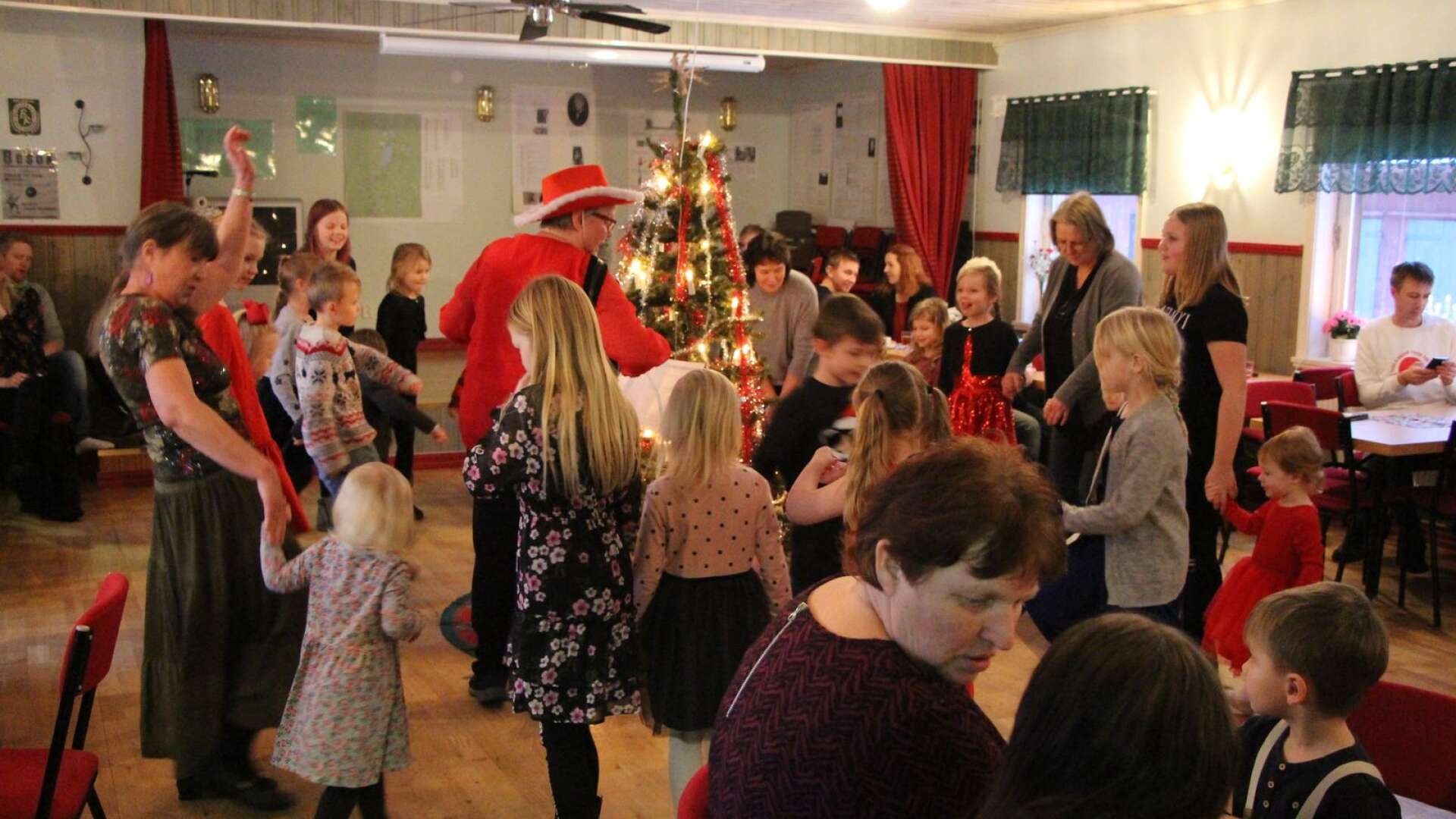 Det är julgransdans i Bastvålens bygdegård med bortåt 70 besökare på trettondagsafton.