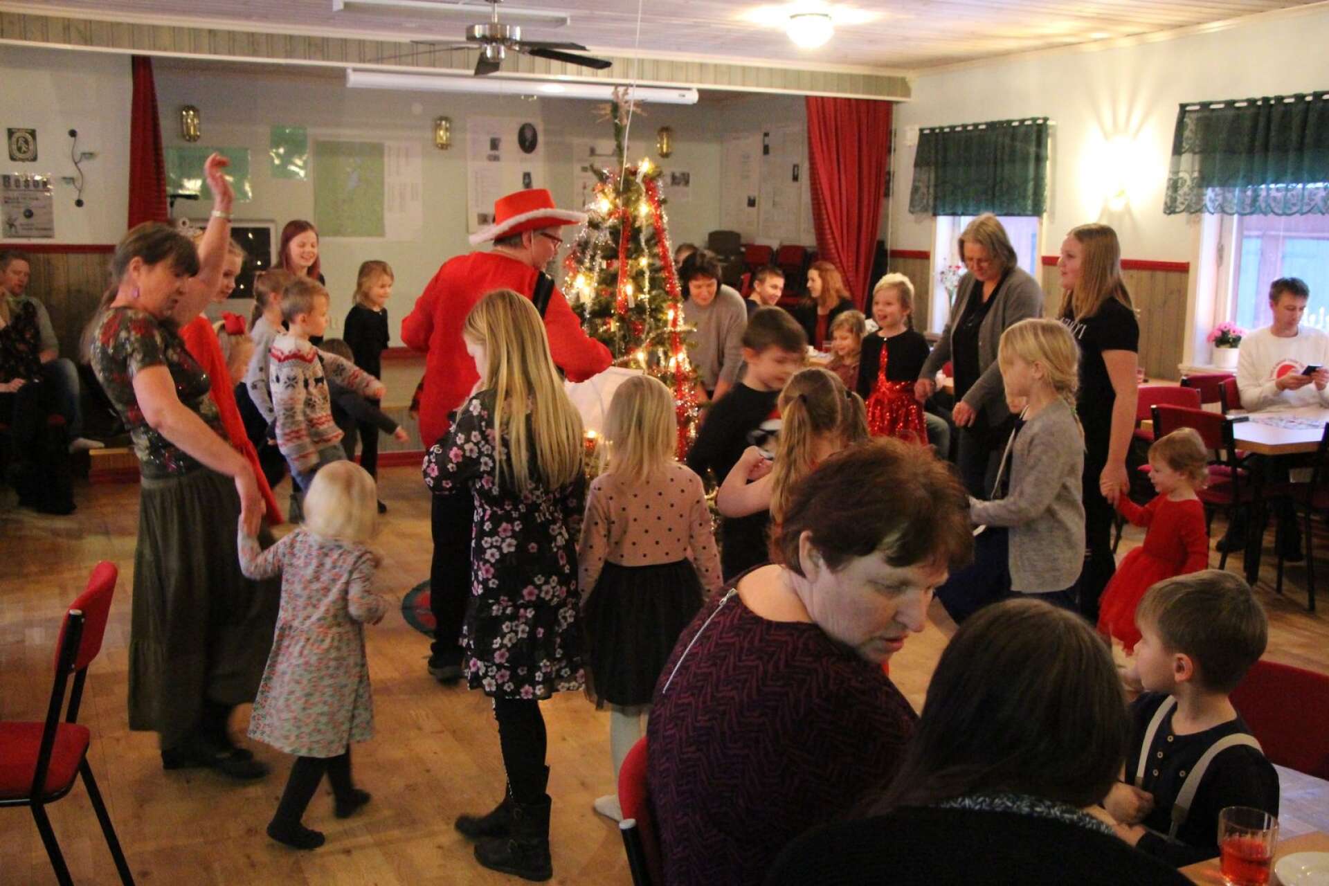 Det är julgransdans i Bastvålens bygdegård med bortåt 70 besökare på trettondagsafton.