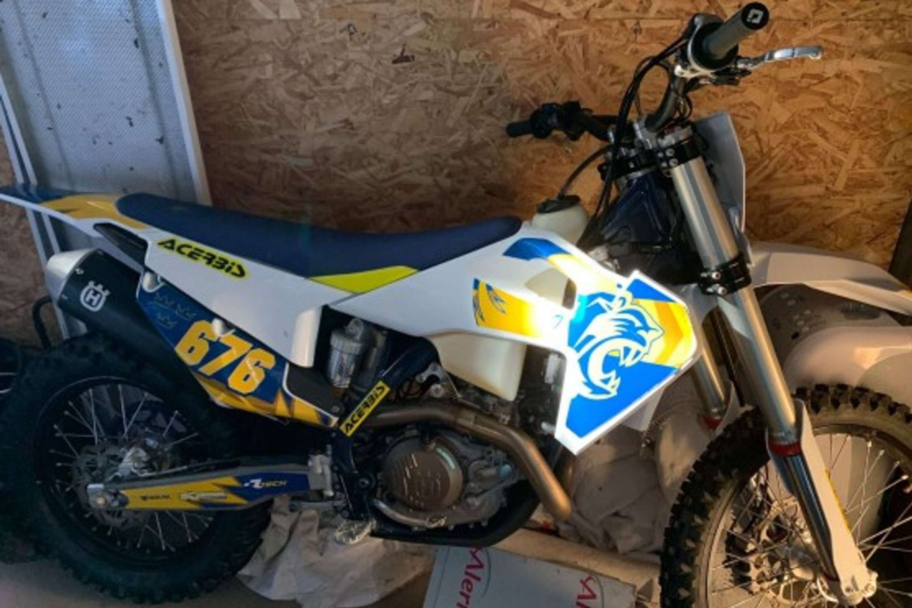Även en Husqvarna motorcykel 450 som stals i augusti 2021 stod i garaget.