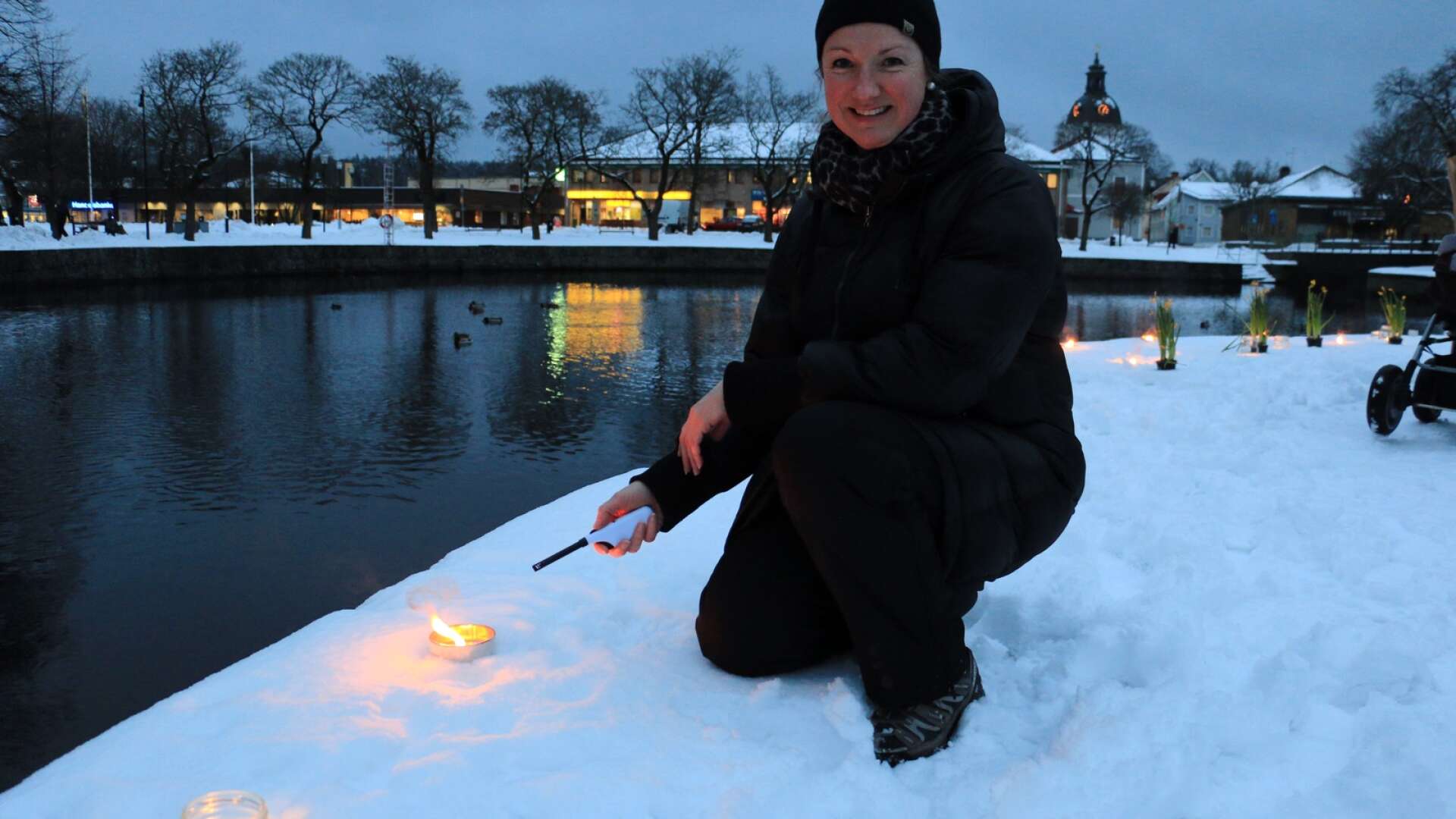 Perina Österberg jobbar som joursamordnare för Kvinnojouren i Filipstad och Storfors. På kvällen den 8:e mars, Internationella kvinnodagen, anordnar jouren en ljusmanifestation på Monitorholmen i Filipstad.