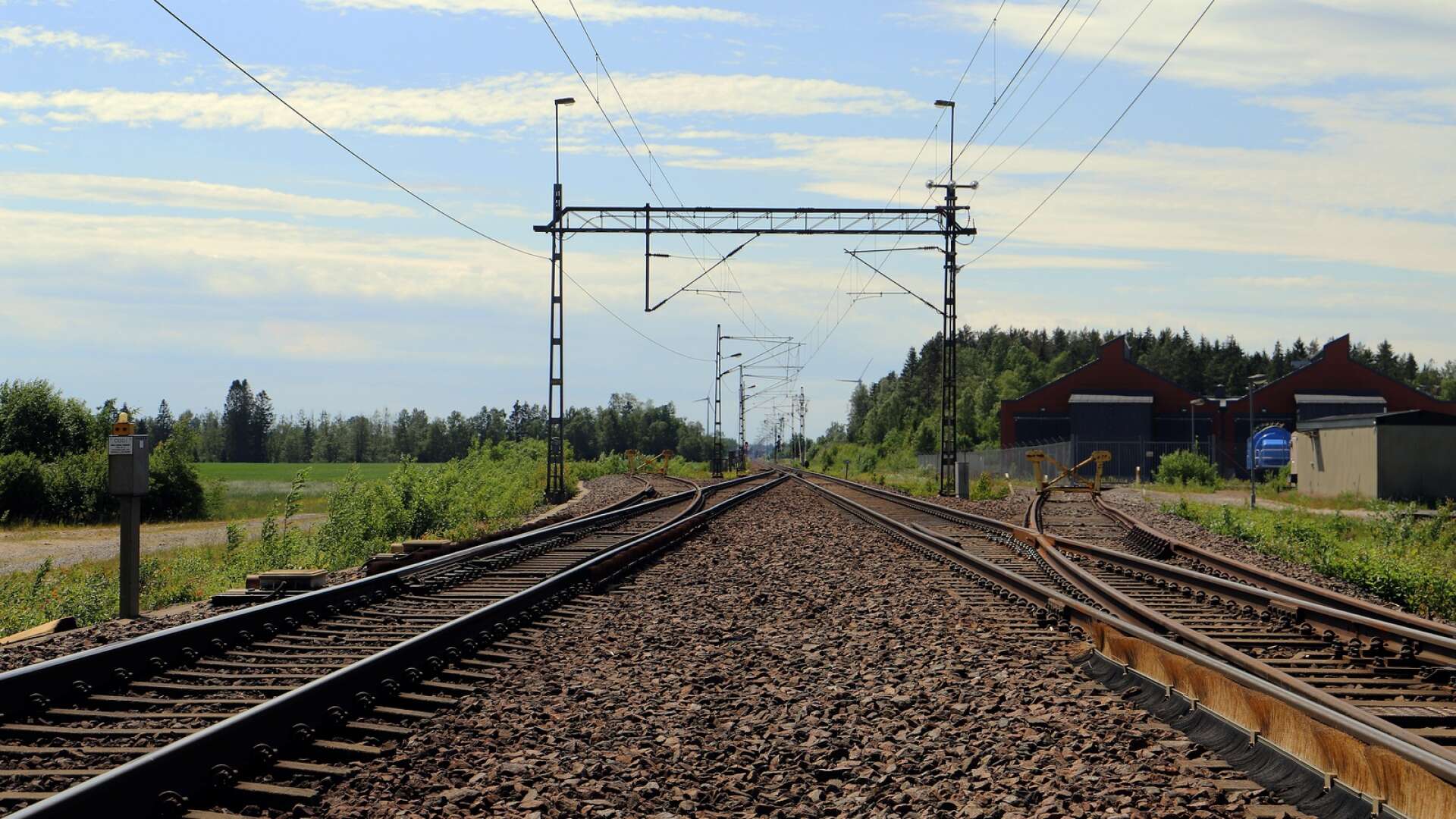 Här vid Erikstad delar sig järnvägen. Till vänster på bilden går Norgebanan via Bäckefors till Ed, Kornsjö och Halden. Spåret rakt fram fortsätter mot Mellerud och Åmål.